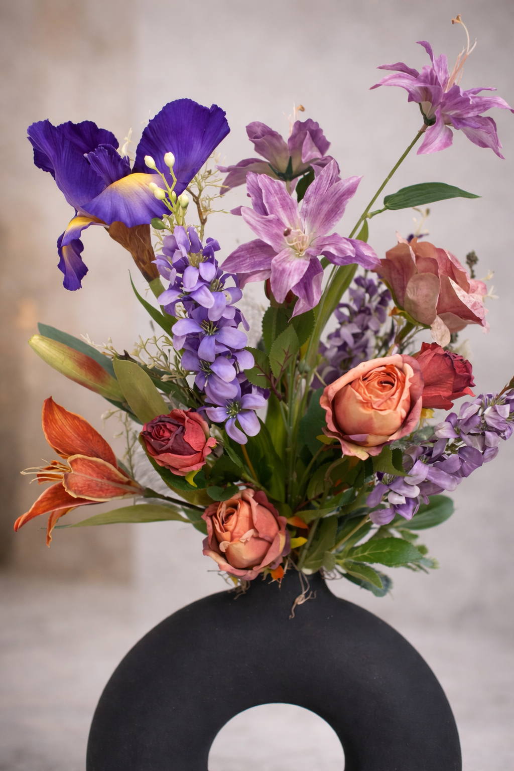 luxe kunstbloemen bloemstuk paars met zwarte vaas
