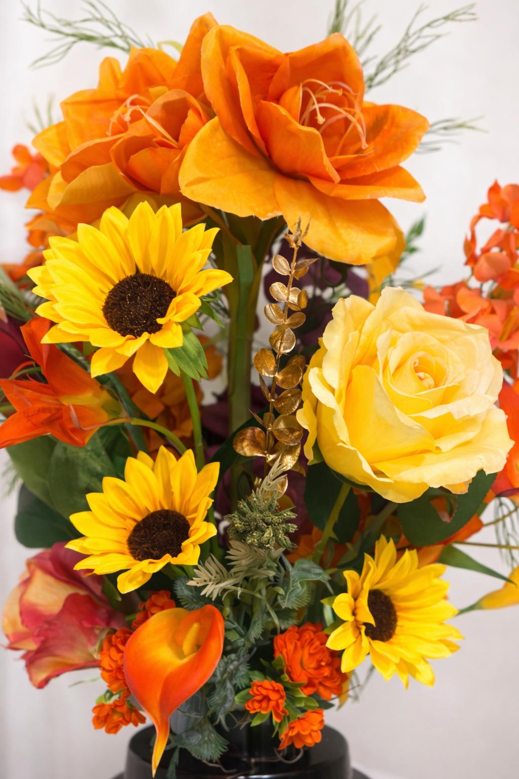 luxe kunstbloemen arrangement zonnebloemen met vaas warme kleuren interieur