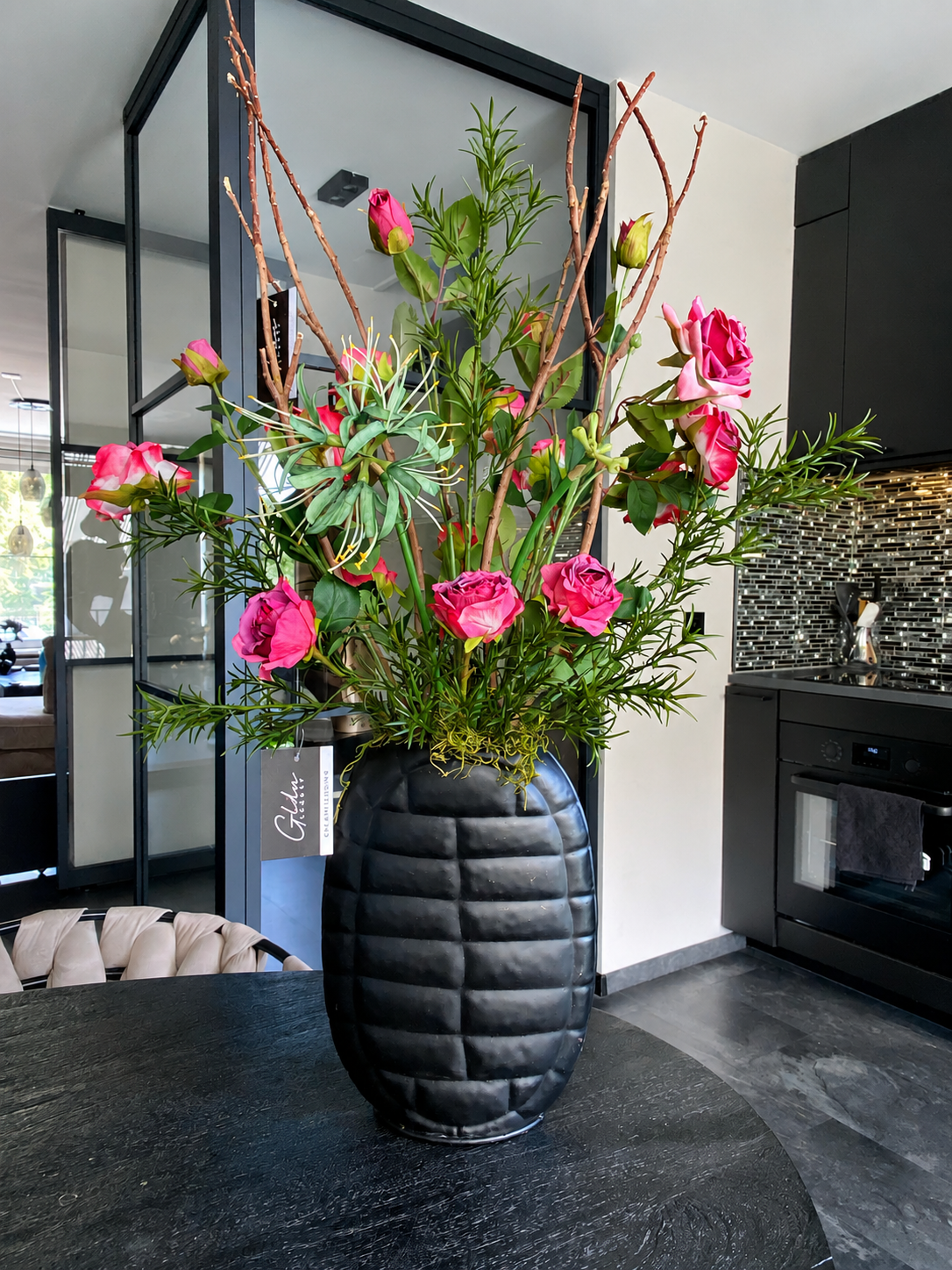 Luxe Kunstbloemen met Vaas – Roze Rozen Boeket in Zwarte Design Vaas