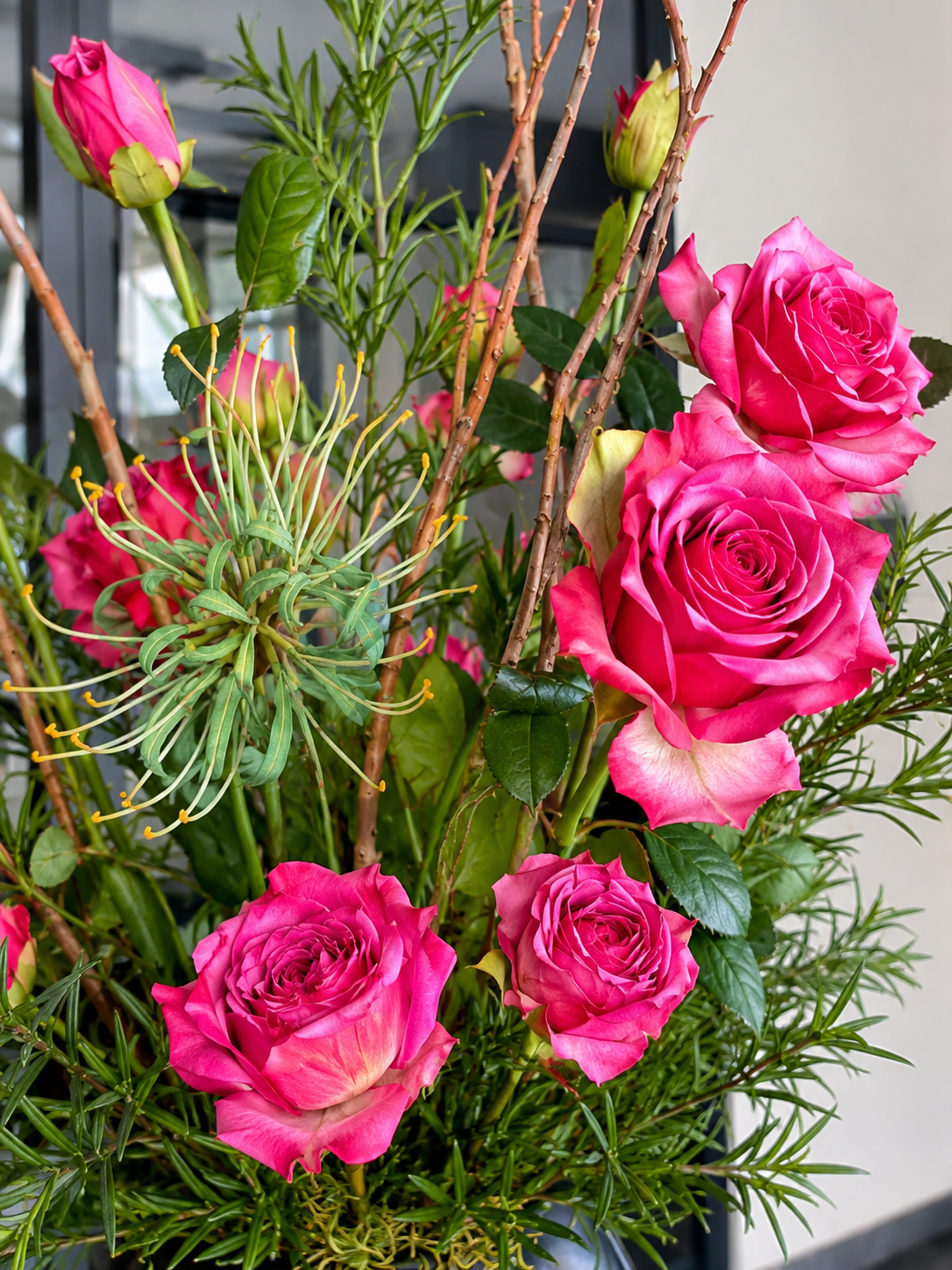 Luxe Kunstbloemen met Vaas – Roze Rozen Boeket in Zwarte Design Vaas