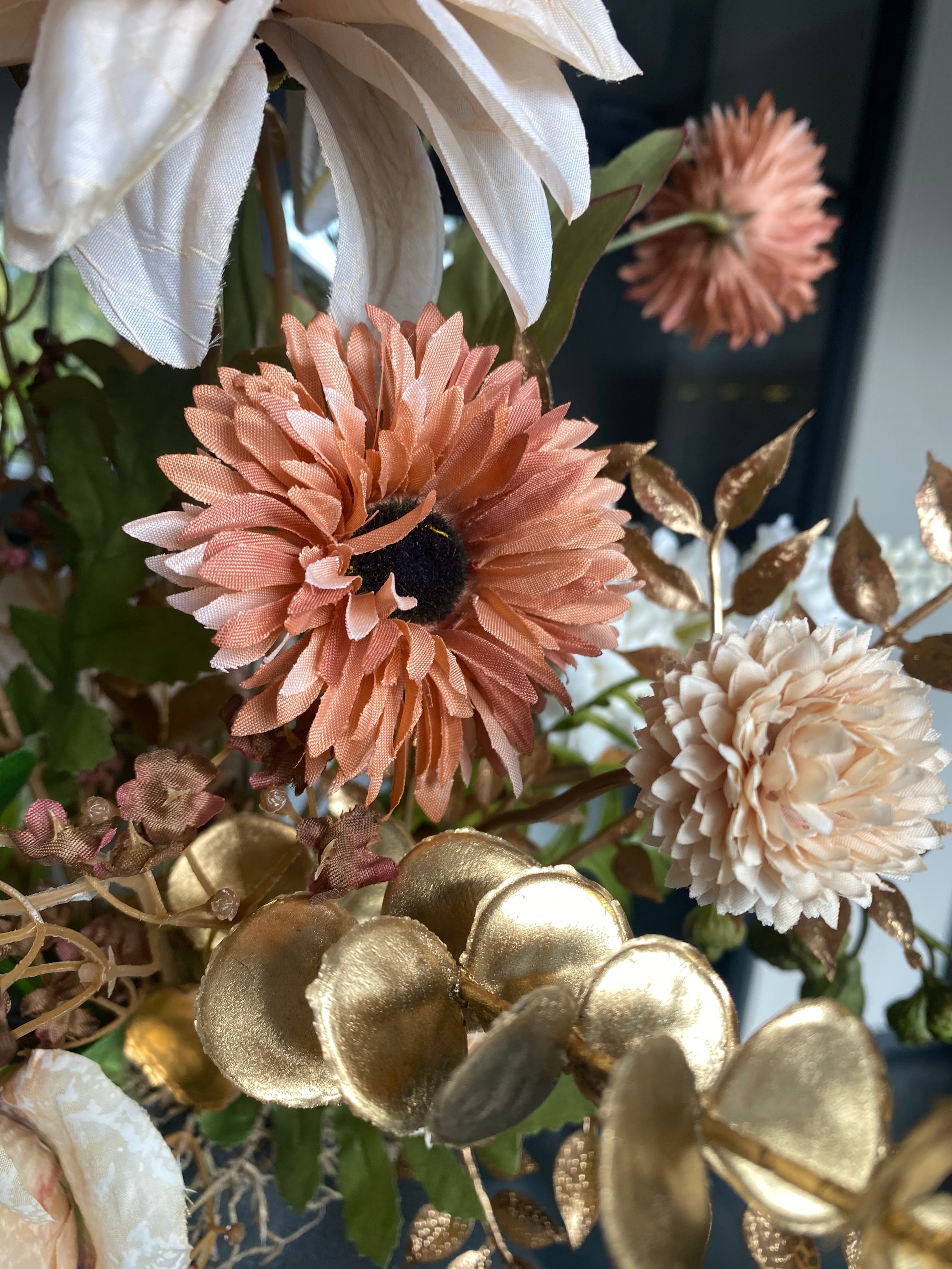 Champagne Hotel Chic – Luxe Kunstbloemen Bloemstuk met Designvaas – 70 cm