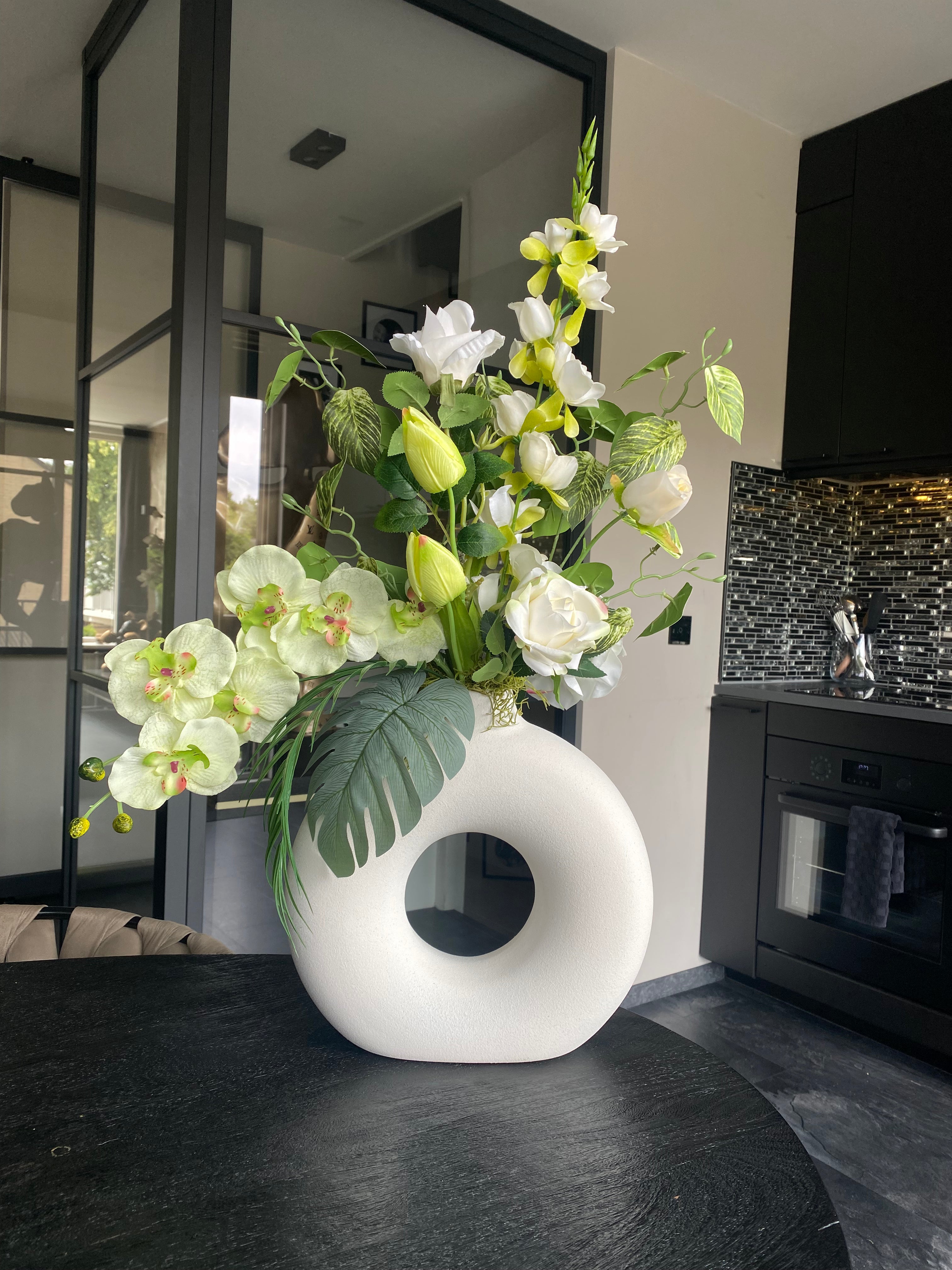 Elegant Wit Kunstbloemstuk met Orchideeën en Rozen inclusief Vaas