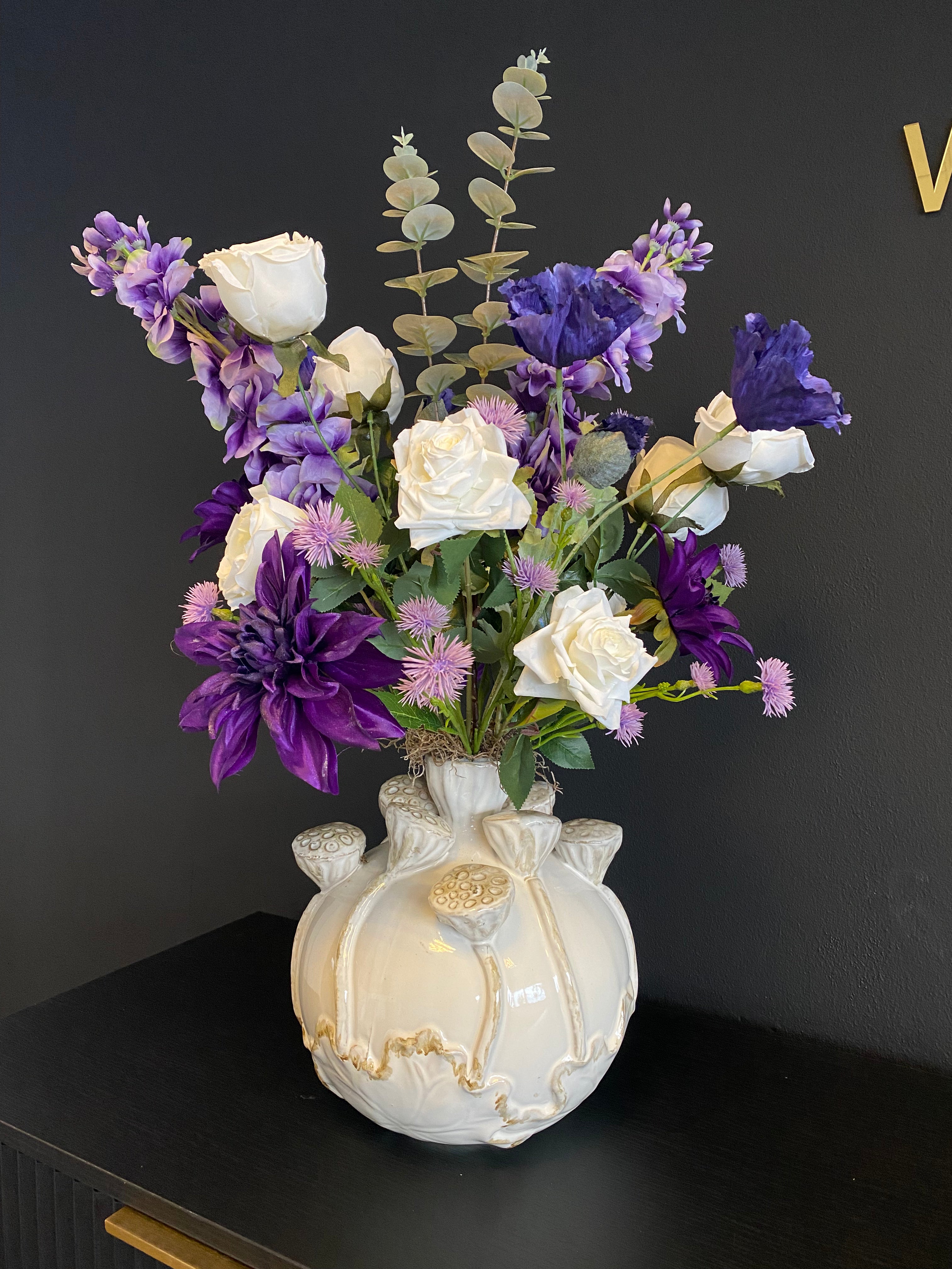Luxe paars-wit kunstbloemstuk met paarse bloemen, witte rozen en een decoratieve crèmekleurige vaas met goudkleurige details, circa 70 cm hoog.