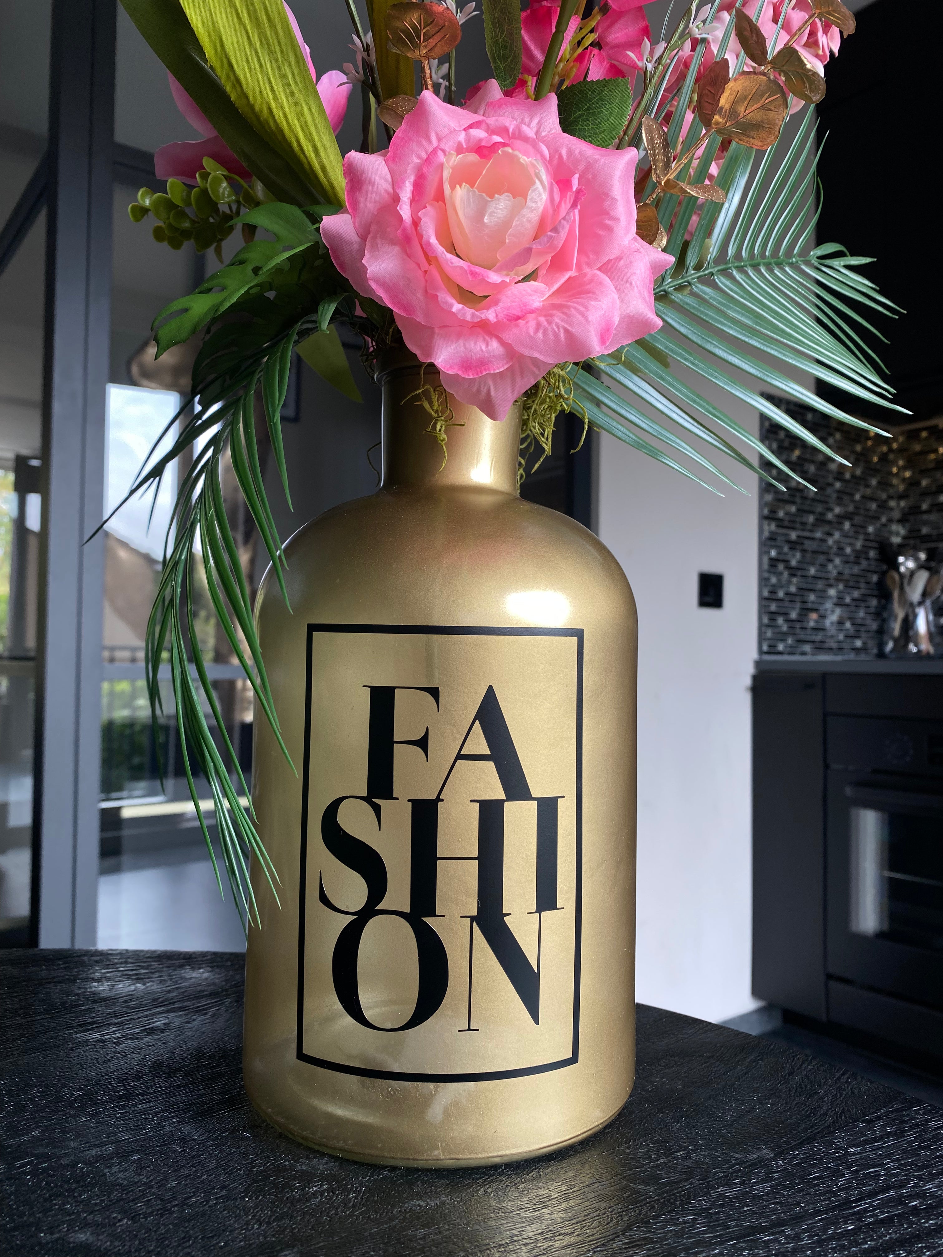 Fashion Pink & Gold – Luxe Kunstbloemstuk met Gouden Vaas | ±65 cm