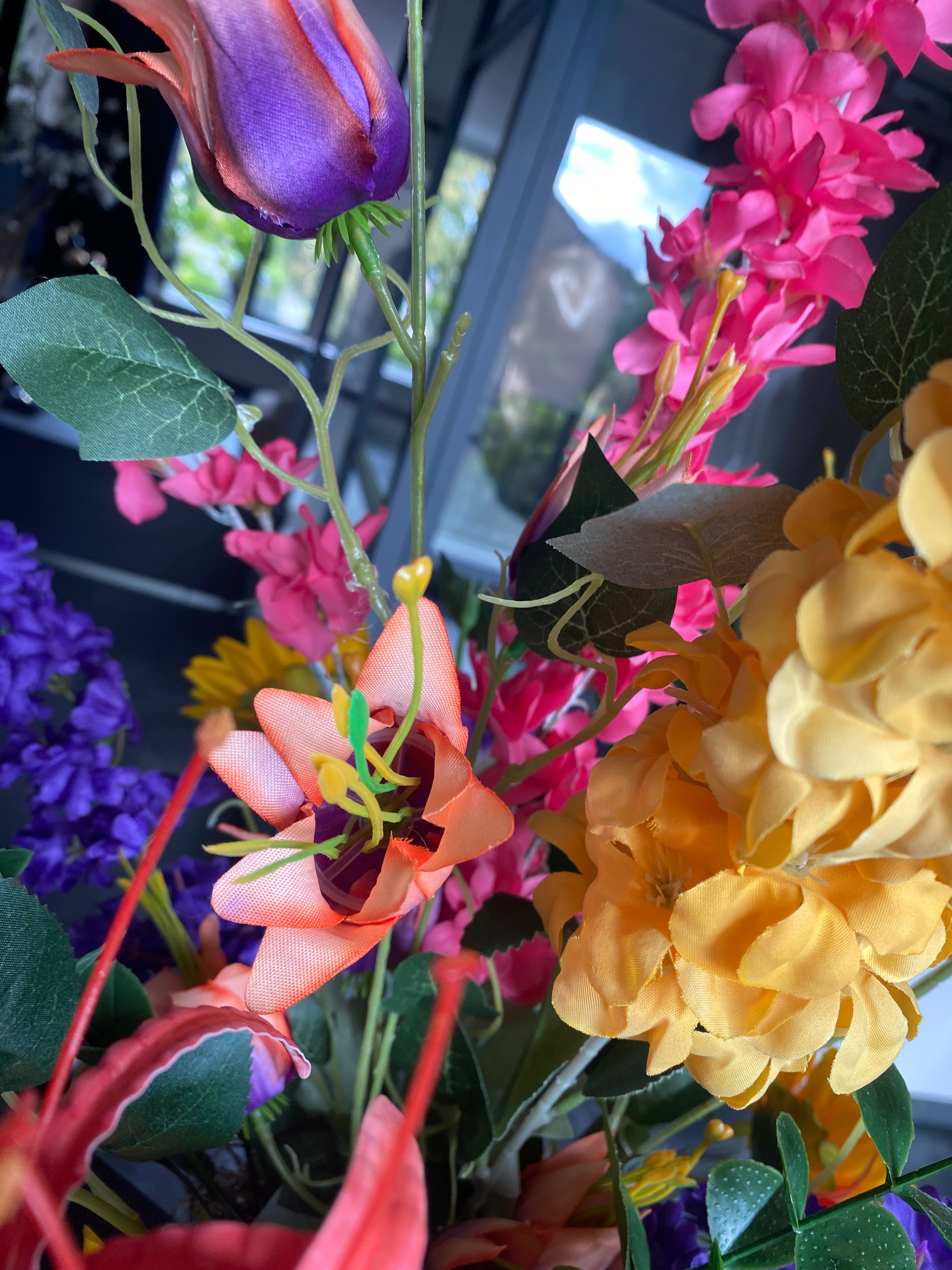 Golden Bloom Paradise – Luxe Kleurrijk Kunstbloemen Bloemstuk met Gouden Vaas – 65 cm