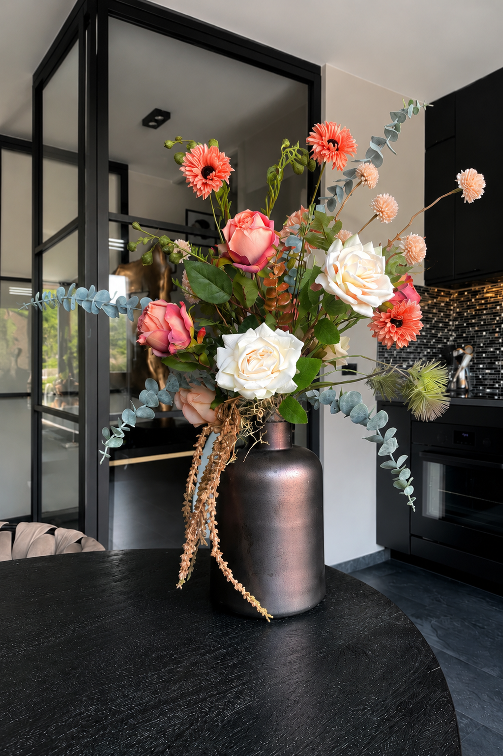Champagne Elegance – Luxe Zijdebloemen Arrangement met Rozen, Gerbera’s & Eucalyptus