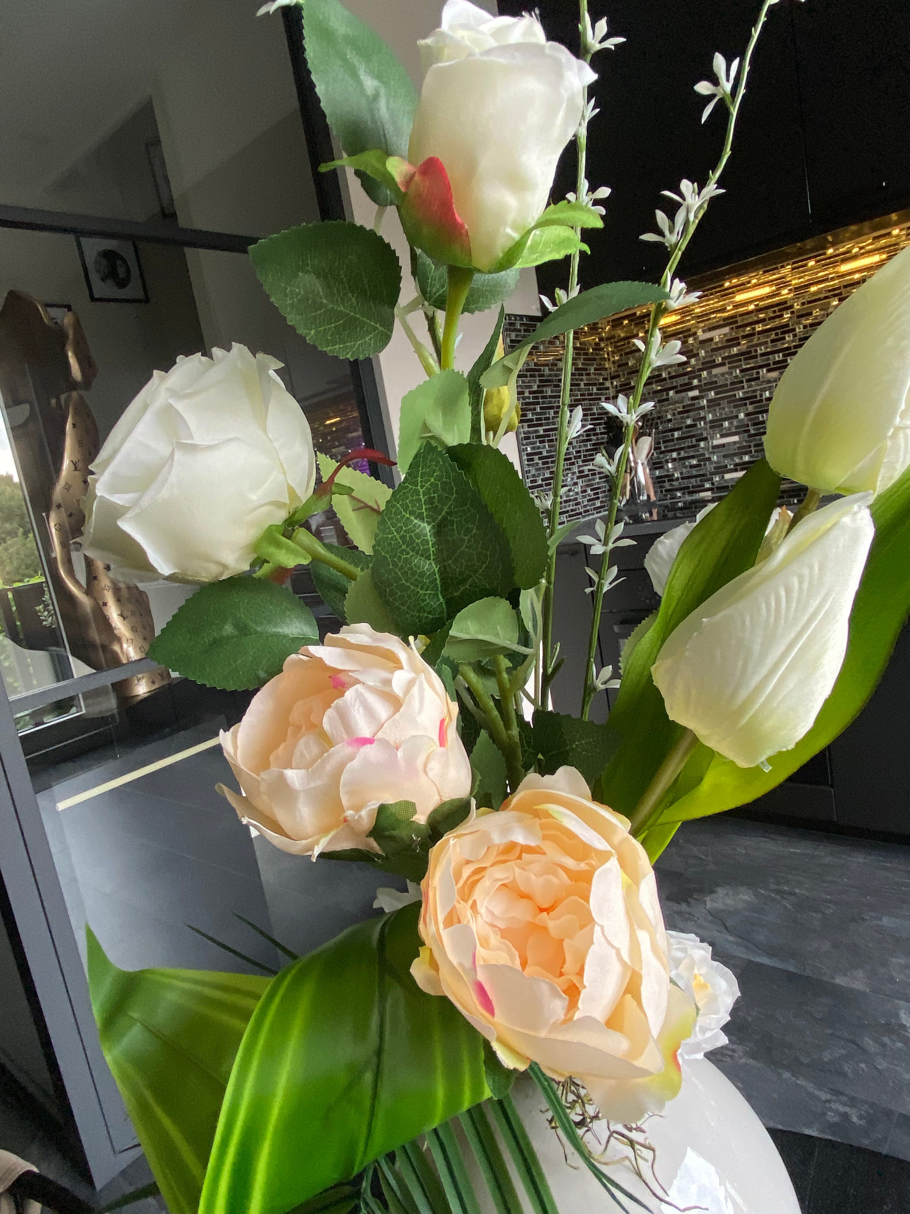 Ivory Serenity – Luxe Kunstbloemen Bloemstuk met Witte Vaas – 50 cm (15759493792092)