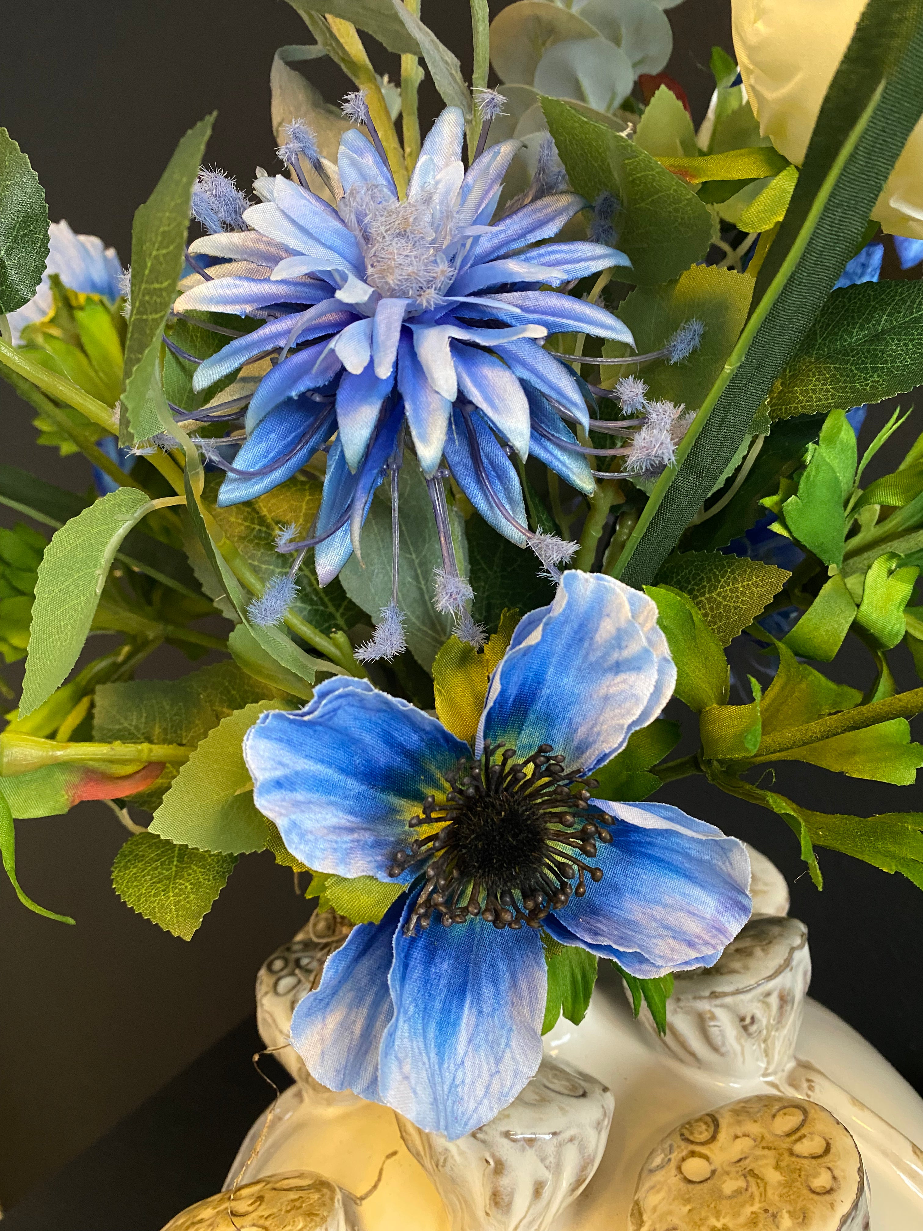 Luxe Blauw-Wit Bloemstuk met Organische Crème Vaas