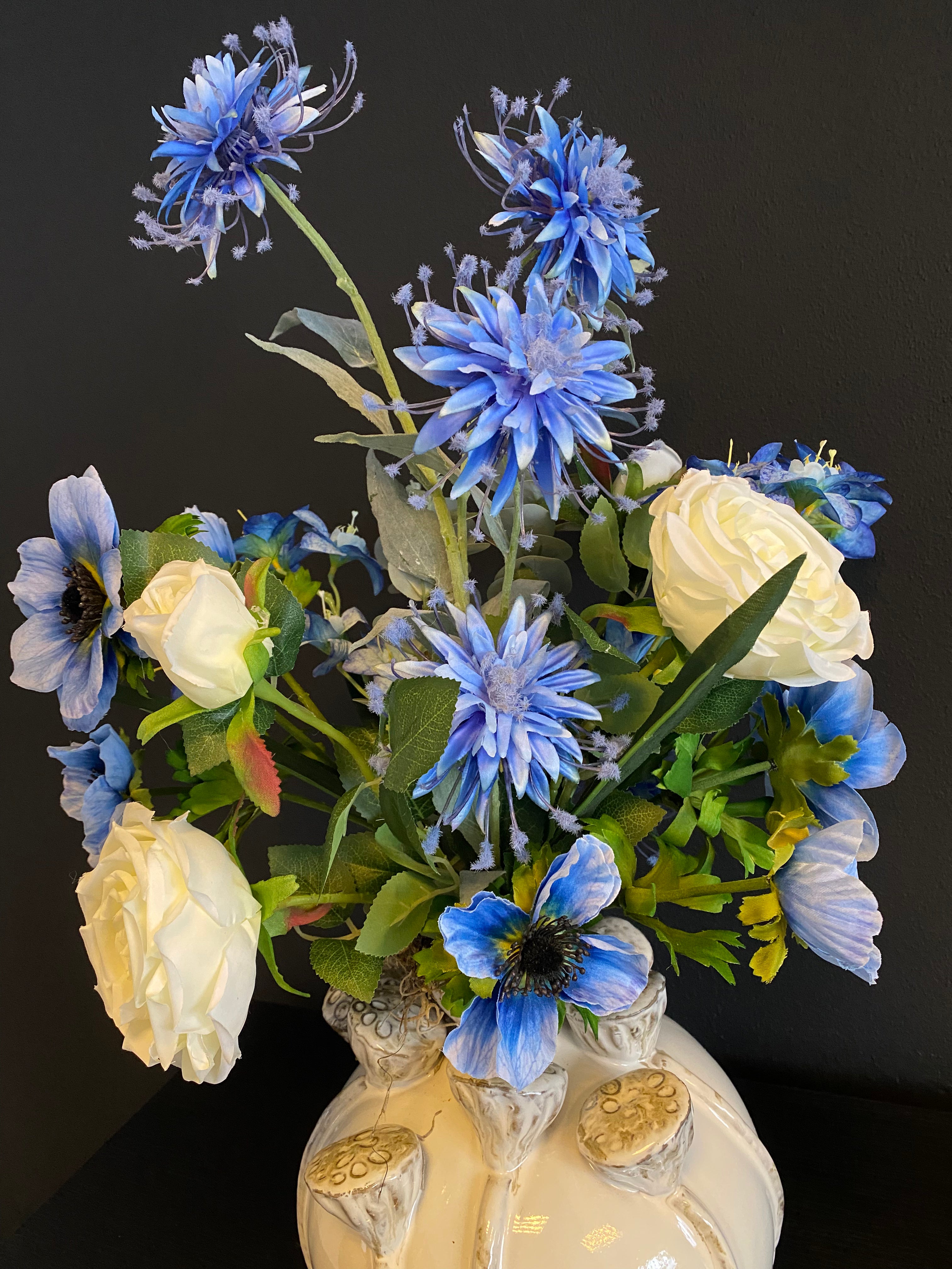 Luxe Blauw-Wit Bloemstuk met Organische Crème Vaas