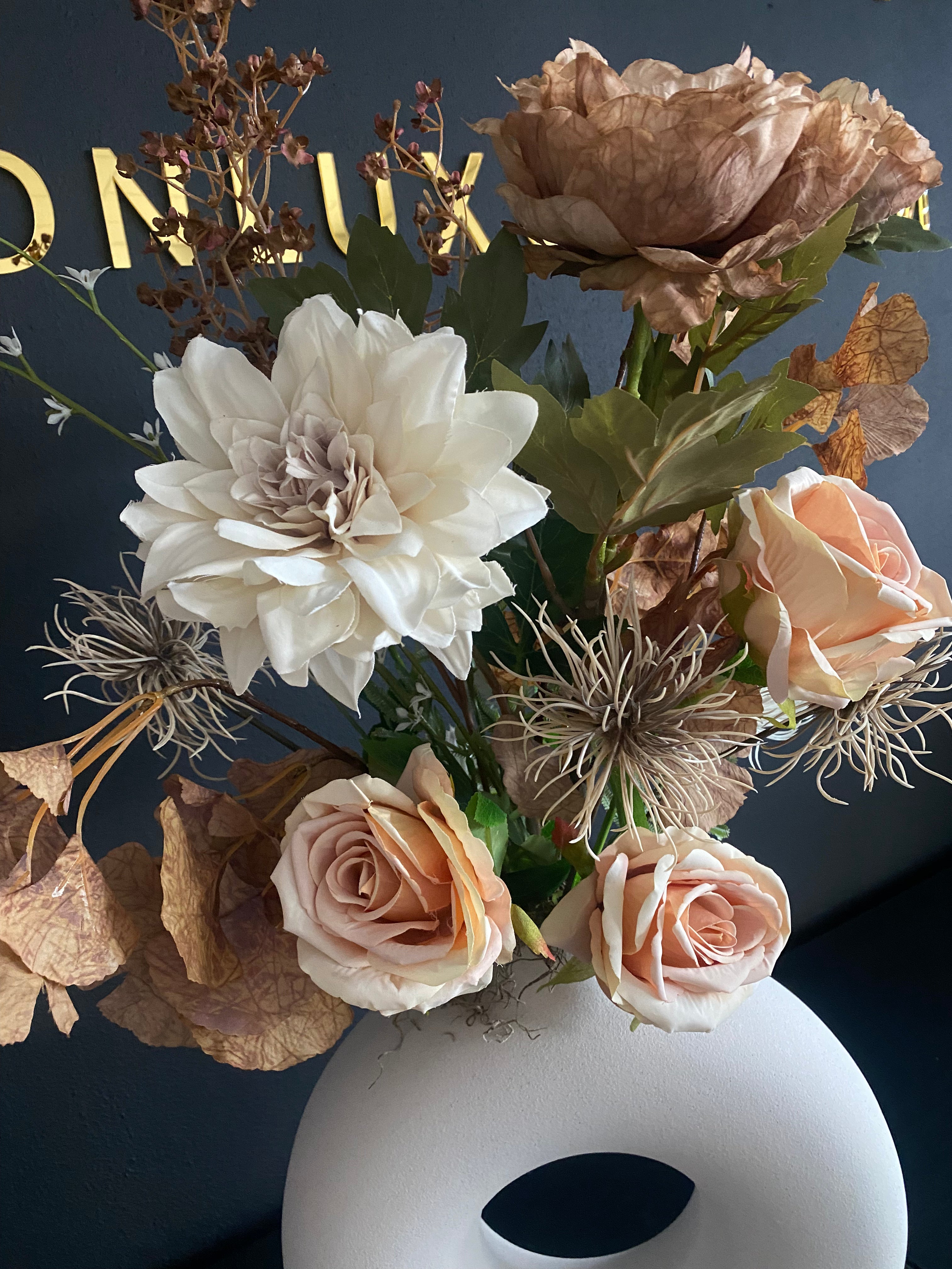 Luxe Japandi Kunstbloemstuk met Witte Vaas – Beige, Crème & Naturel | 70 cm