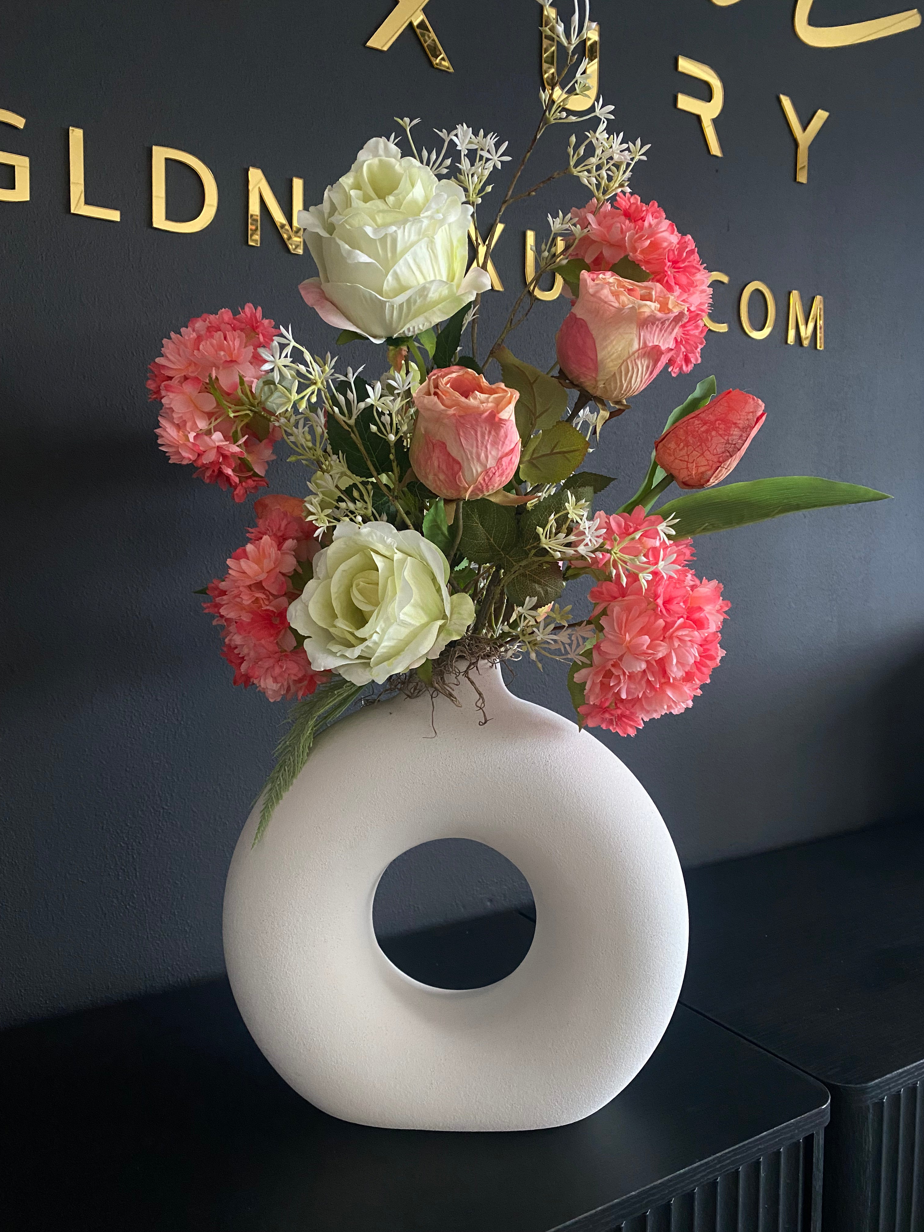 Luxe Koraal & Roze Kunstbloemstuk met Witte Vaas – Zijden Bloesem | 70 cm