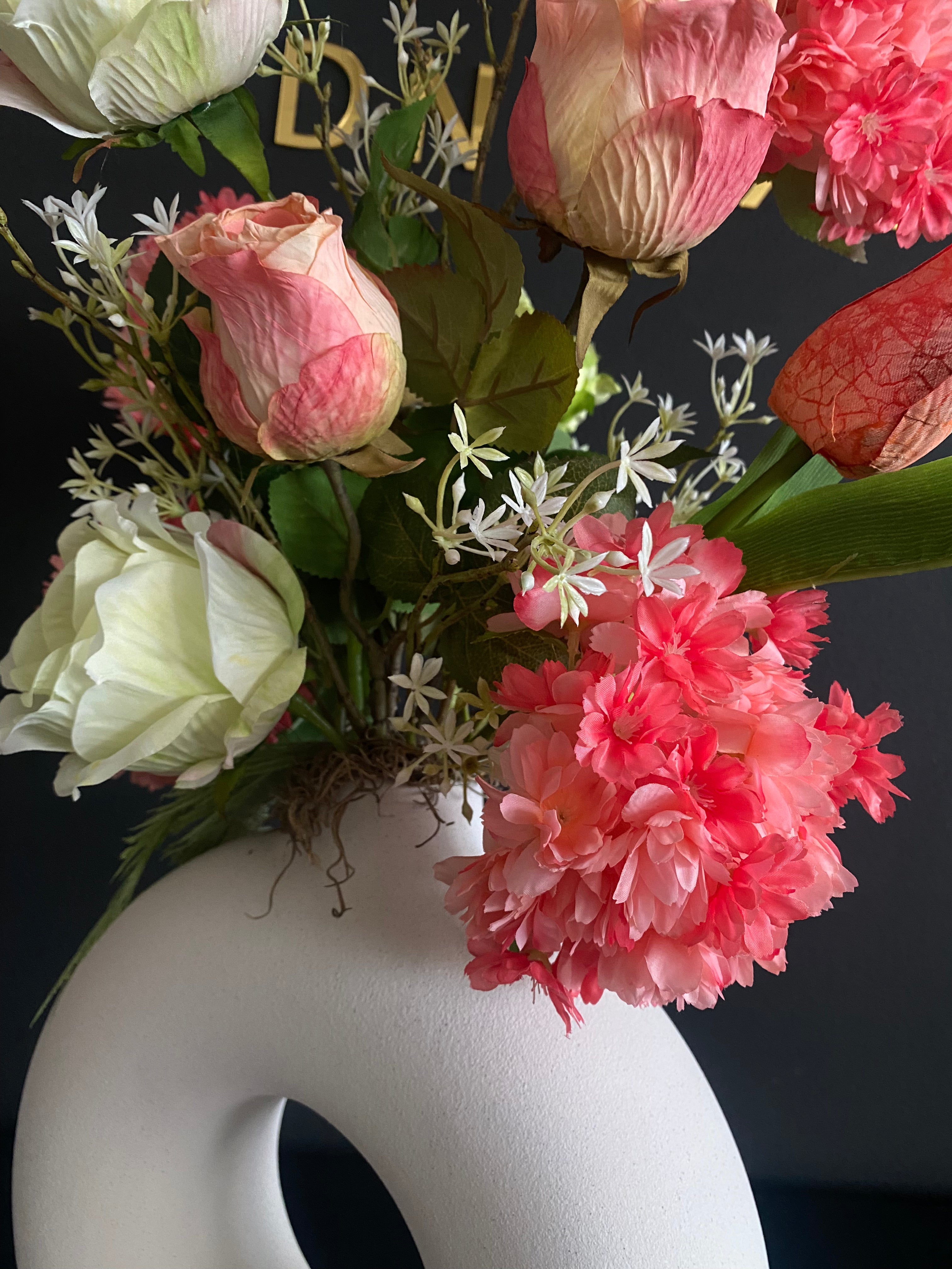 Luxe Koraal & Roze Kunstbloemstuk met Witte Vaas – Zijden Bloesem | 70 cm