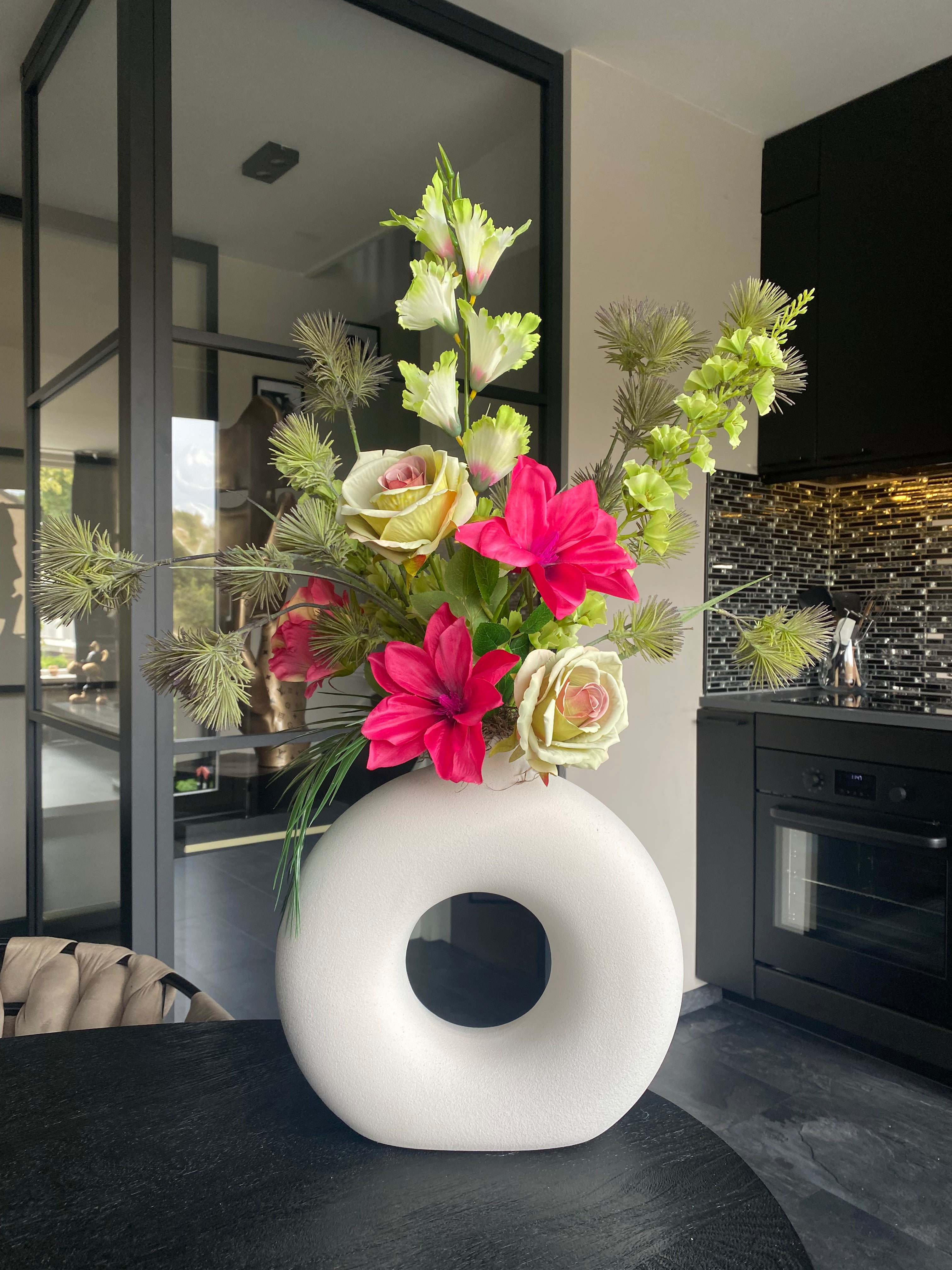 Luxe Kunstbloemstuk Fuchsia & Groen met Witte Vaas