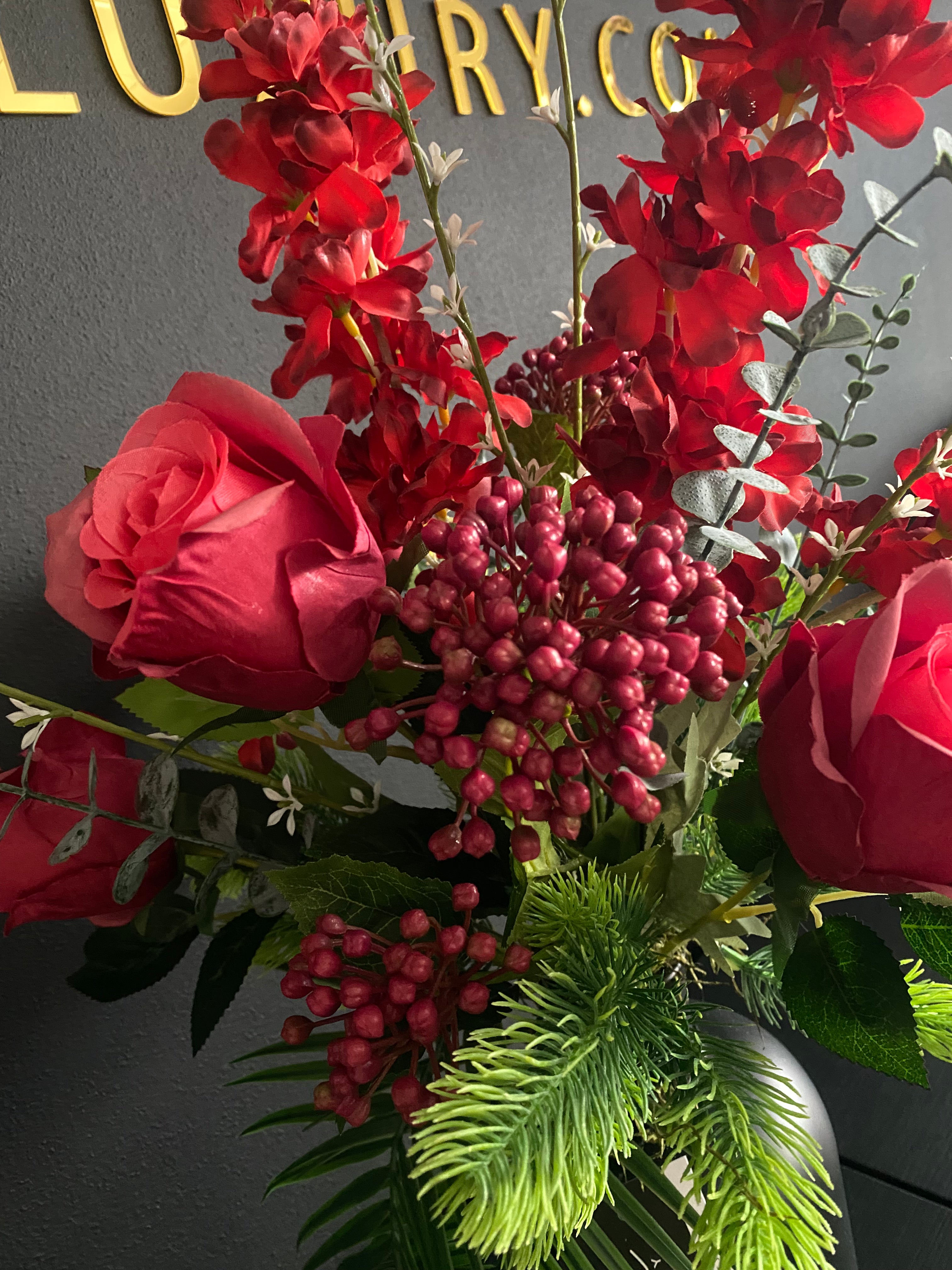 Luxe Rood Kunstbloemstuk met Zwarte Vaas – Rode Rozen & Groen | 70 cm