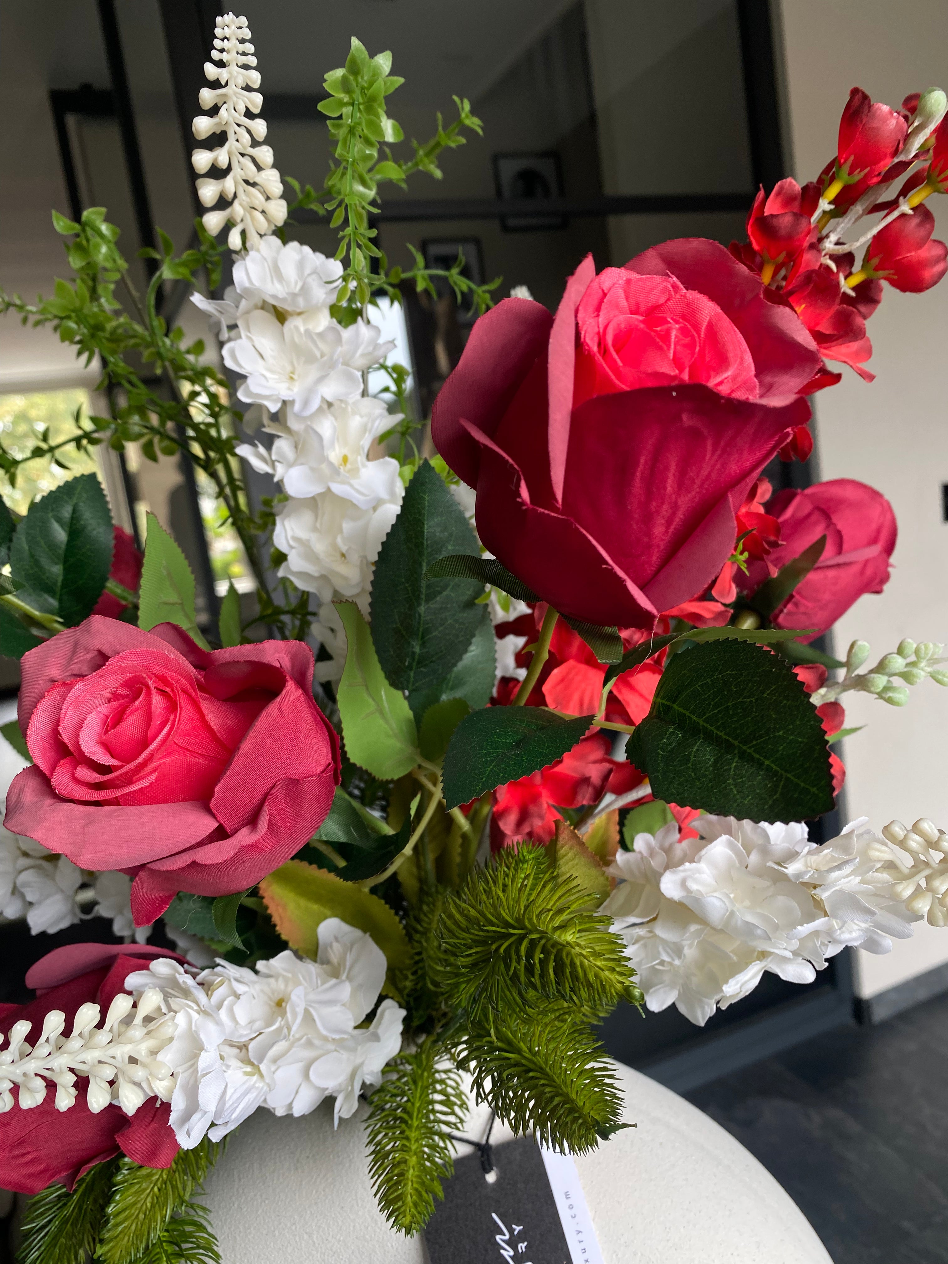 Ruby Elegance – Luxe Rood Kunstbloemen Boeket met Design Vaas 70 cm