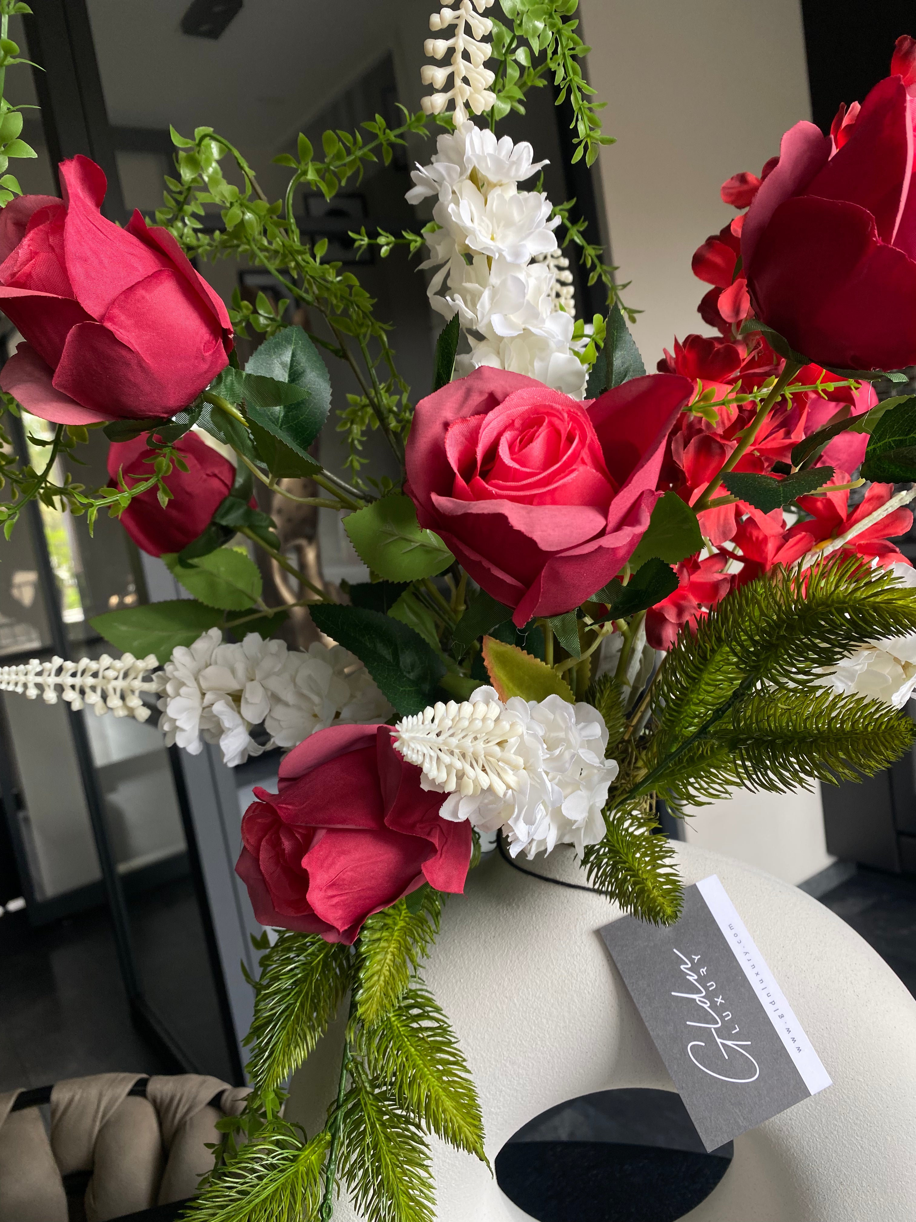 Ruby Elegance – Luxe Rood Kunstbloemen Boeket met Design Vaas 70 cm