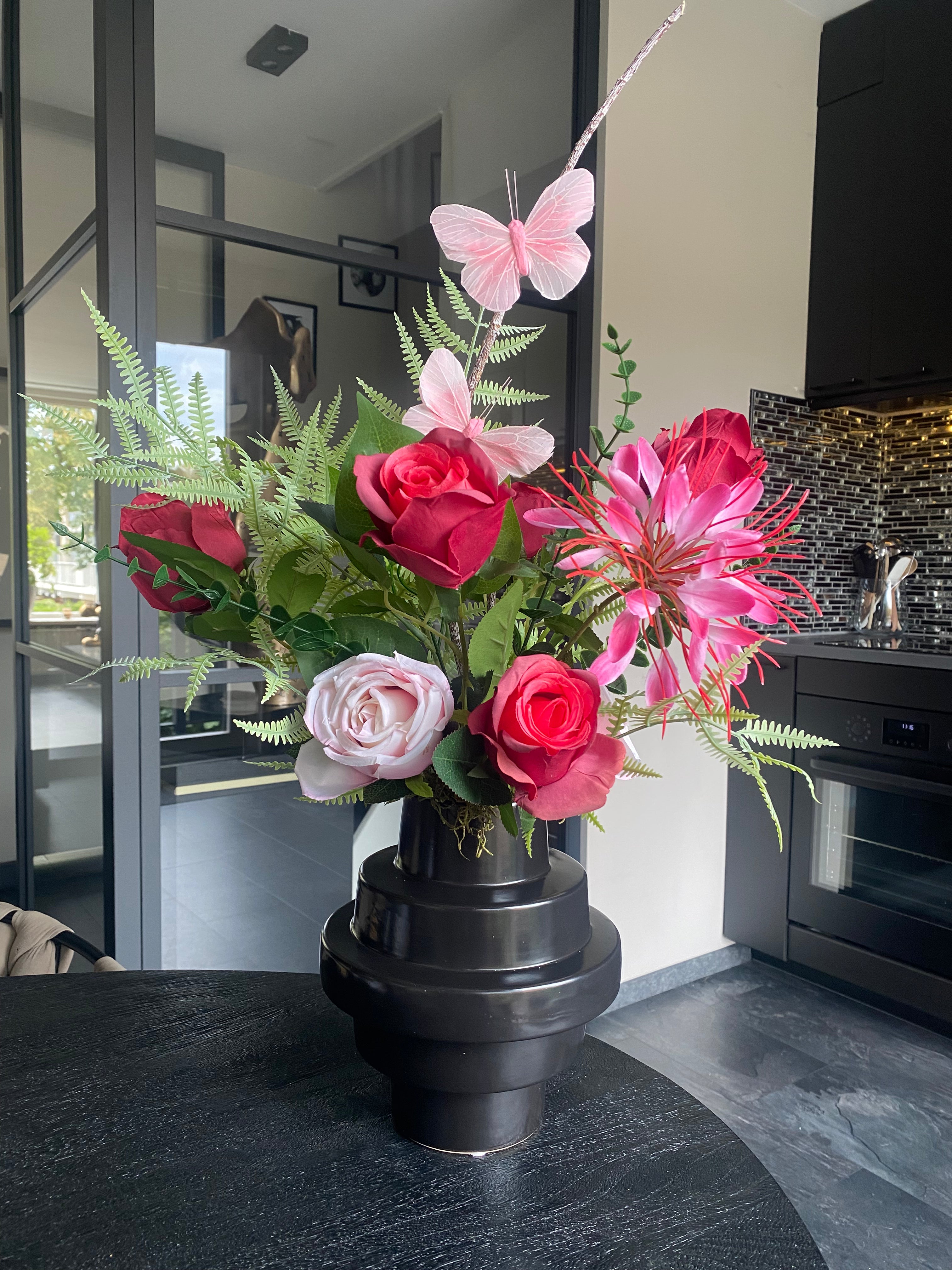 Pink Butterfly – Luxe Roze Kunstbloemstuk met Zwarte Vaas | 60cm