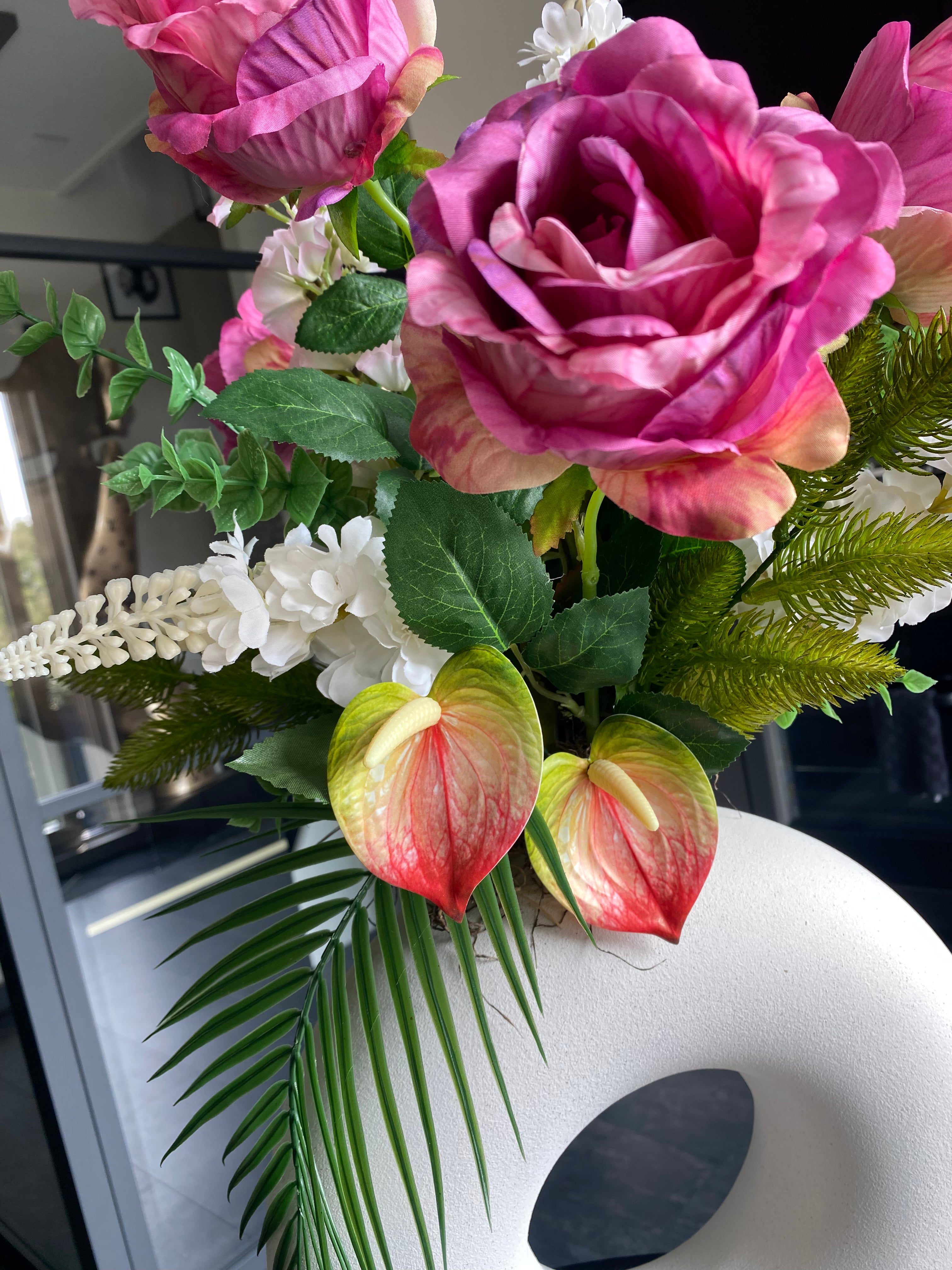 Royal Pink Elegance – Luxe Roze Kunstbloemstuk met Witte Designvaas | ±70 cm