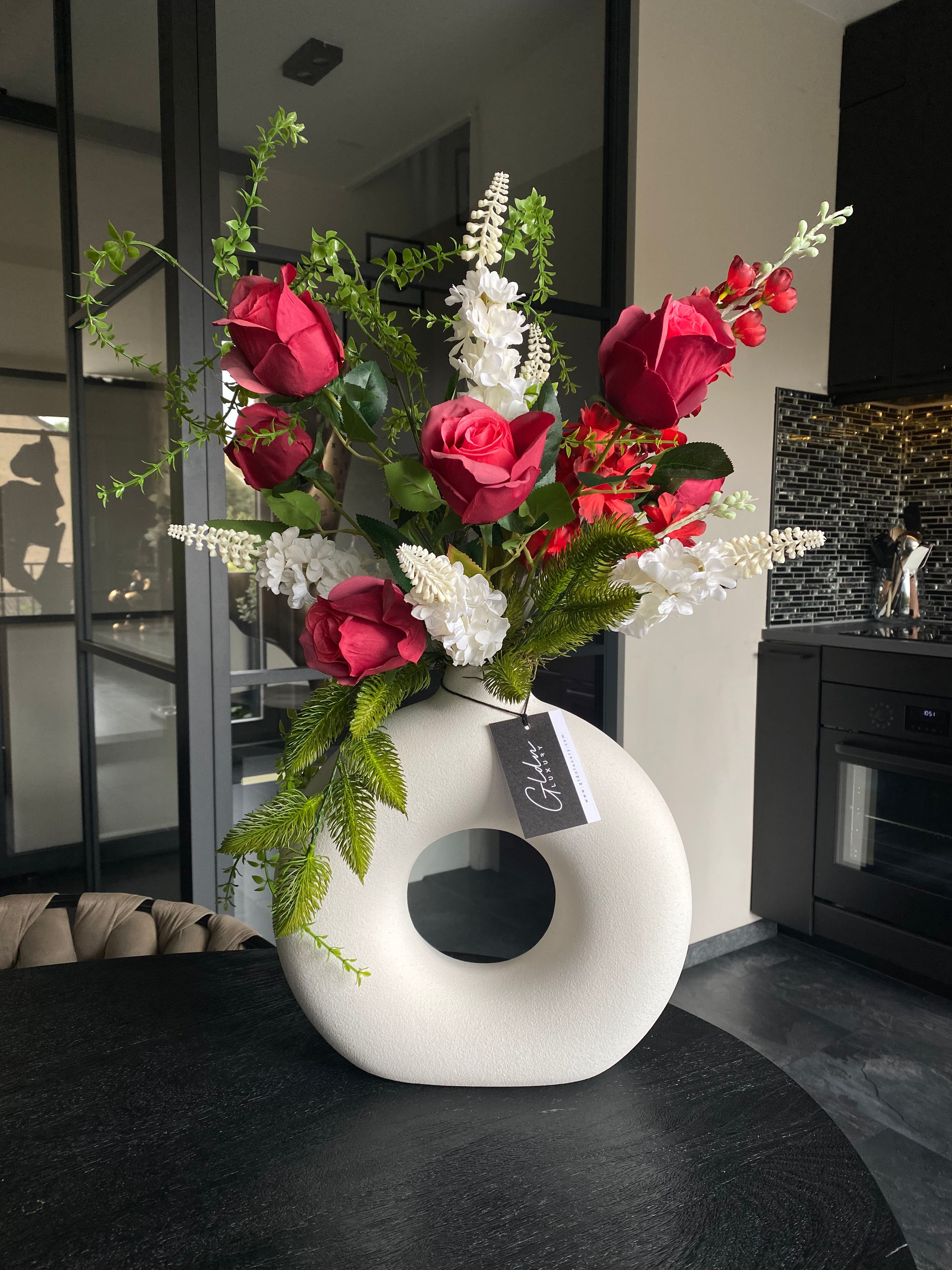 Ruby Elegance – Luxe Rood Kunstbloemen Boeket met Design Vaas 70 cm
