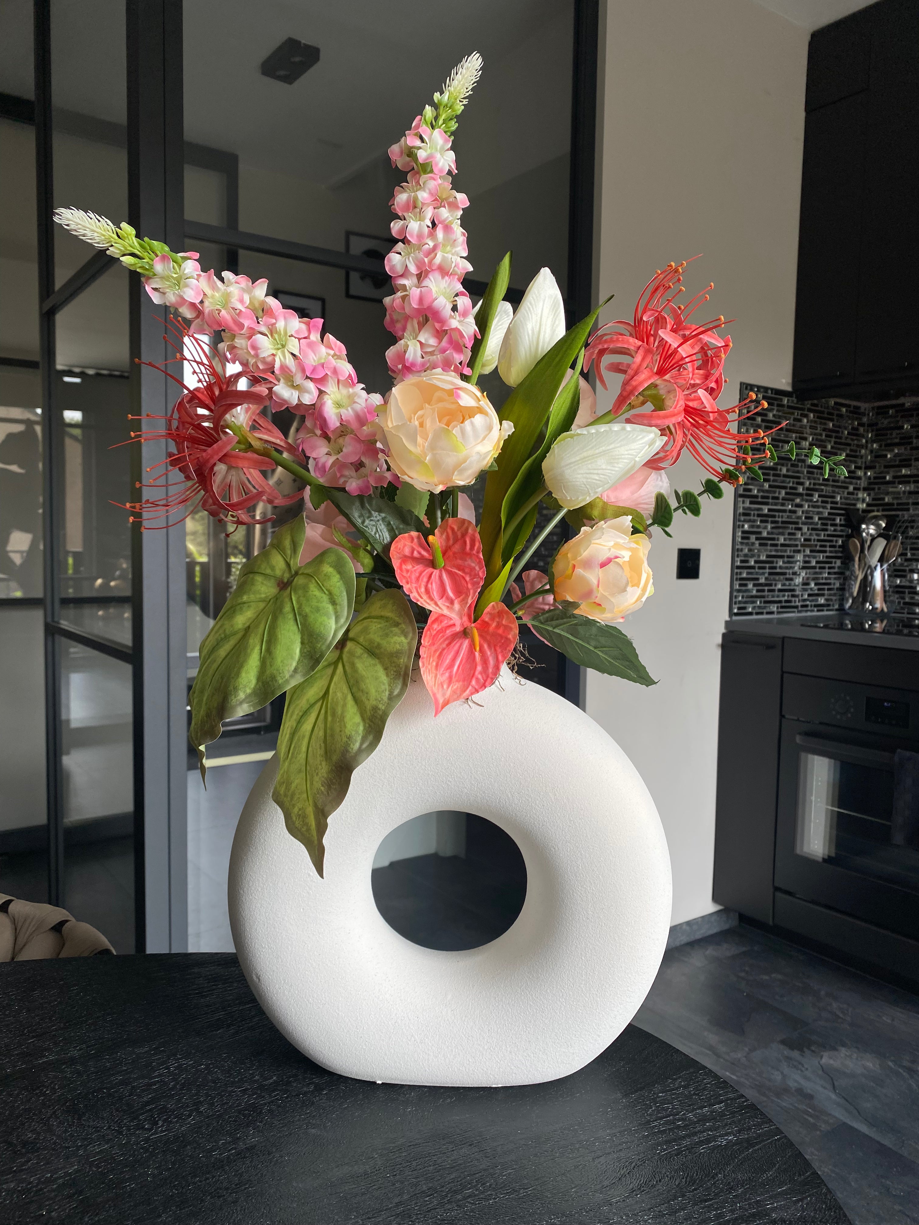 Tropical Blush Elegance – Luxe Kunstbloemstuk Roze & Koraal met Vaas | ±70 cm