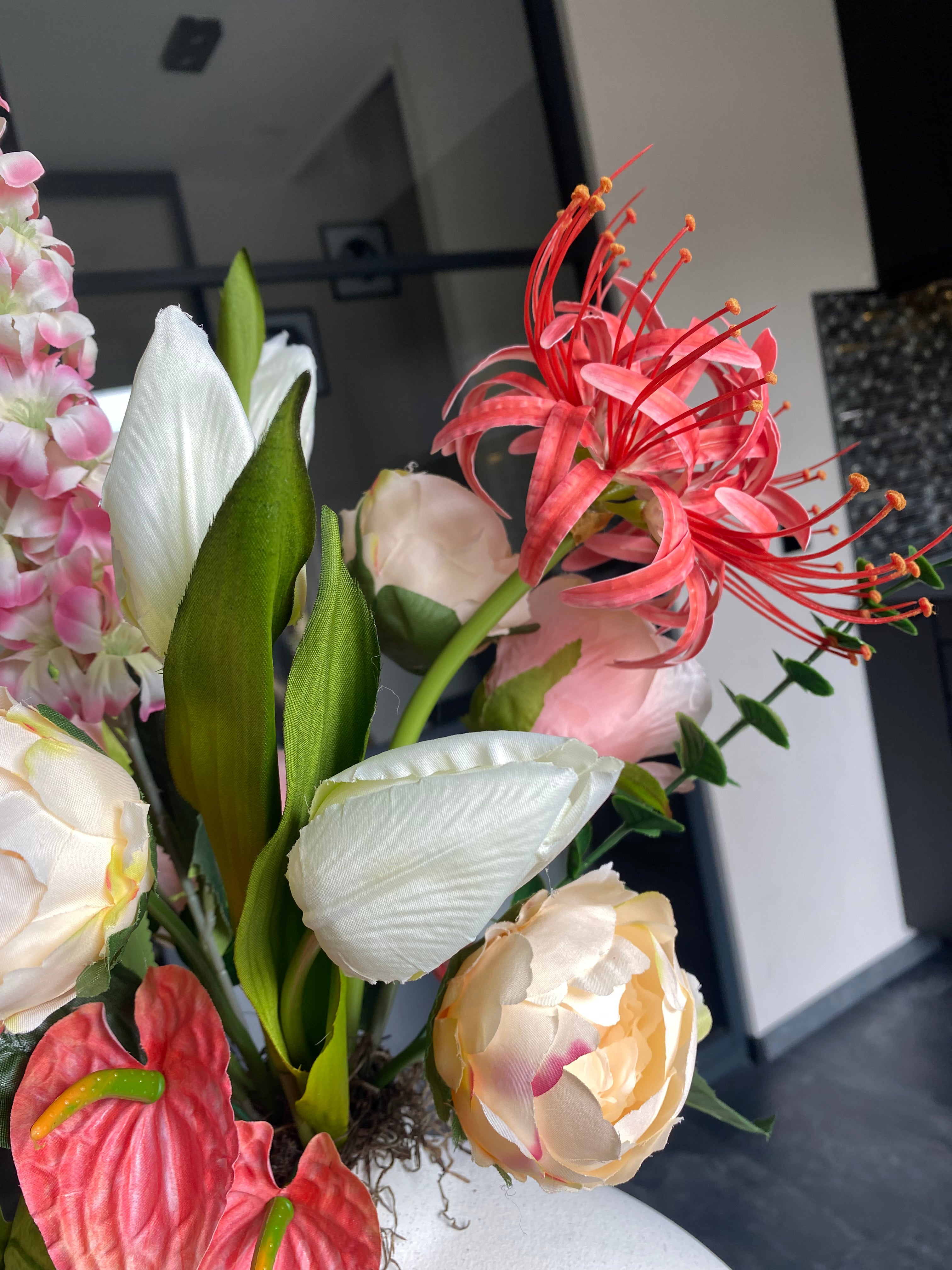Tropical Blush Elegance – Luxe Kunstbloemstuk Roze & Koraal met Vaas | ±70 cm