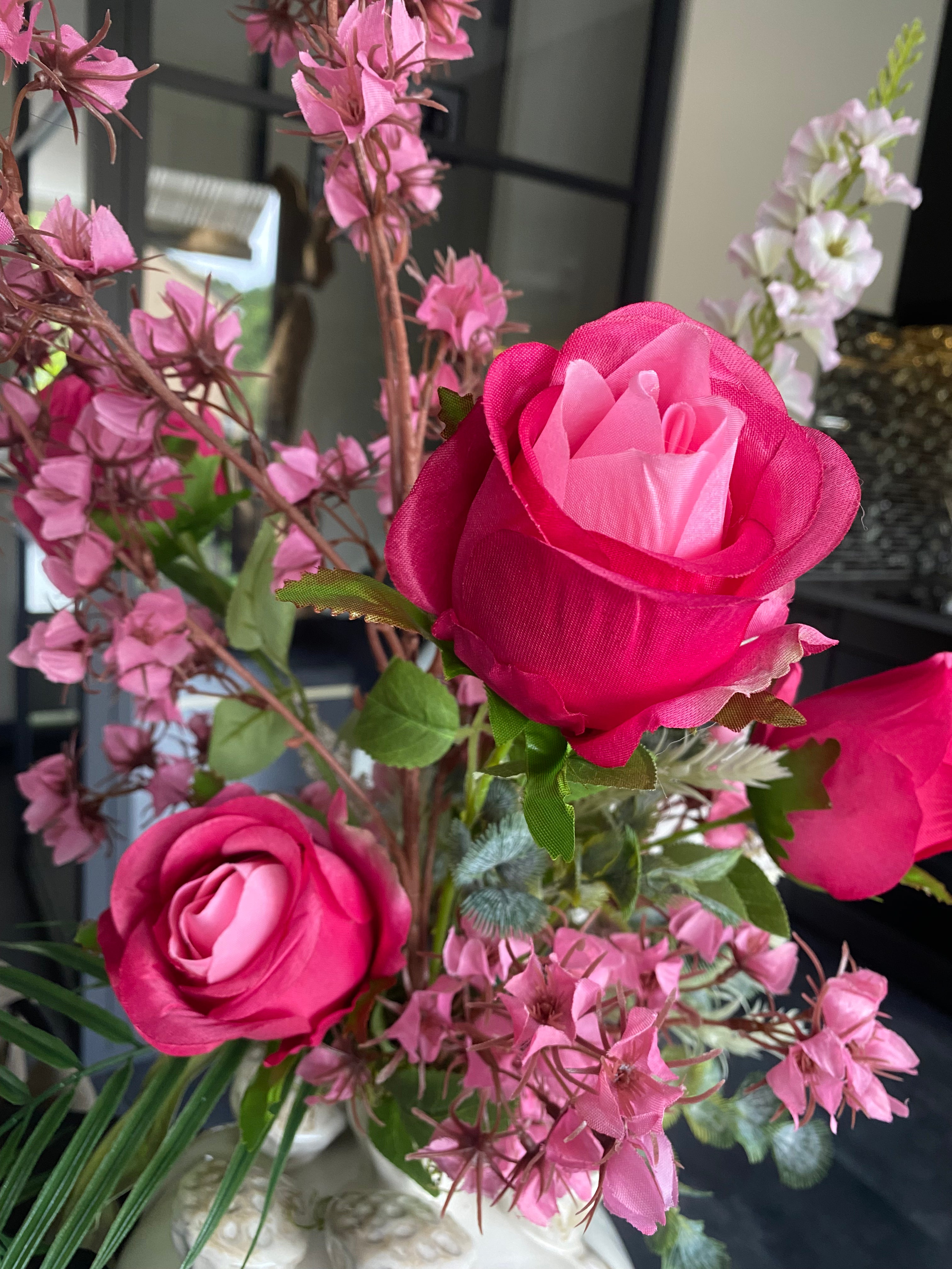 xclusief Roze Kunstbloemstuk met Rozen en Bloesemtakken