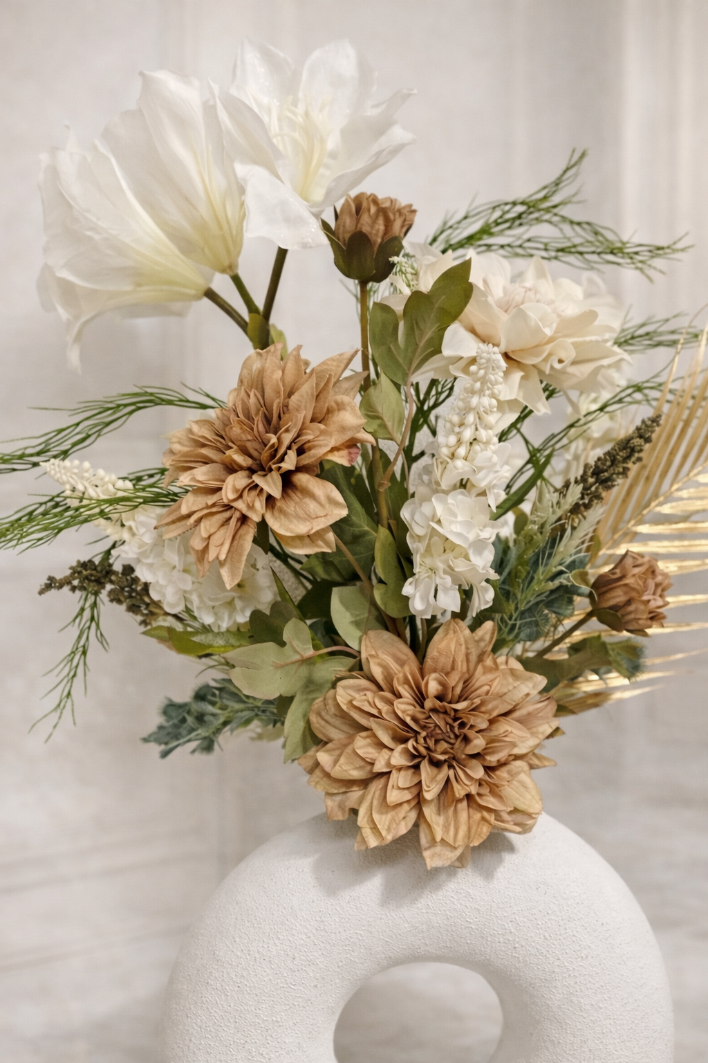 Bloemstuk Ivory Elegance 70cm hoog