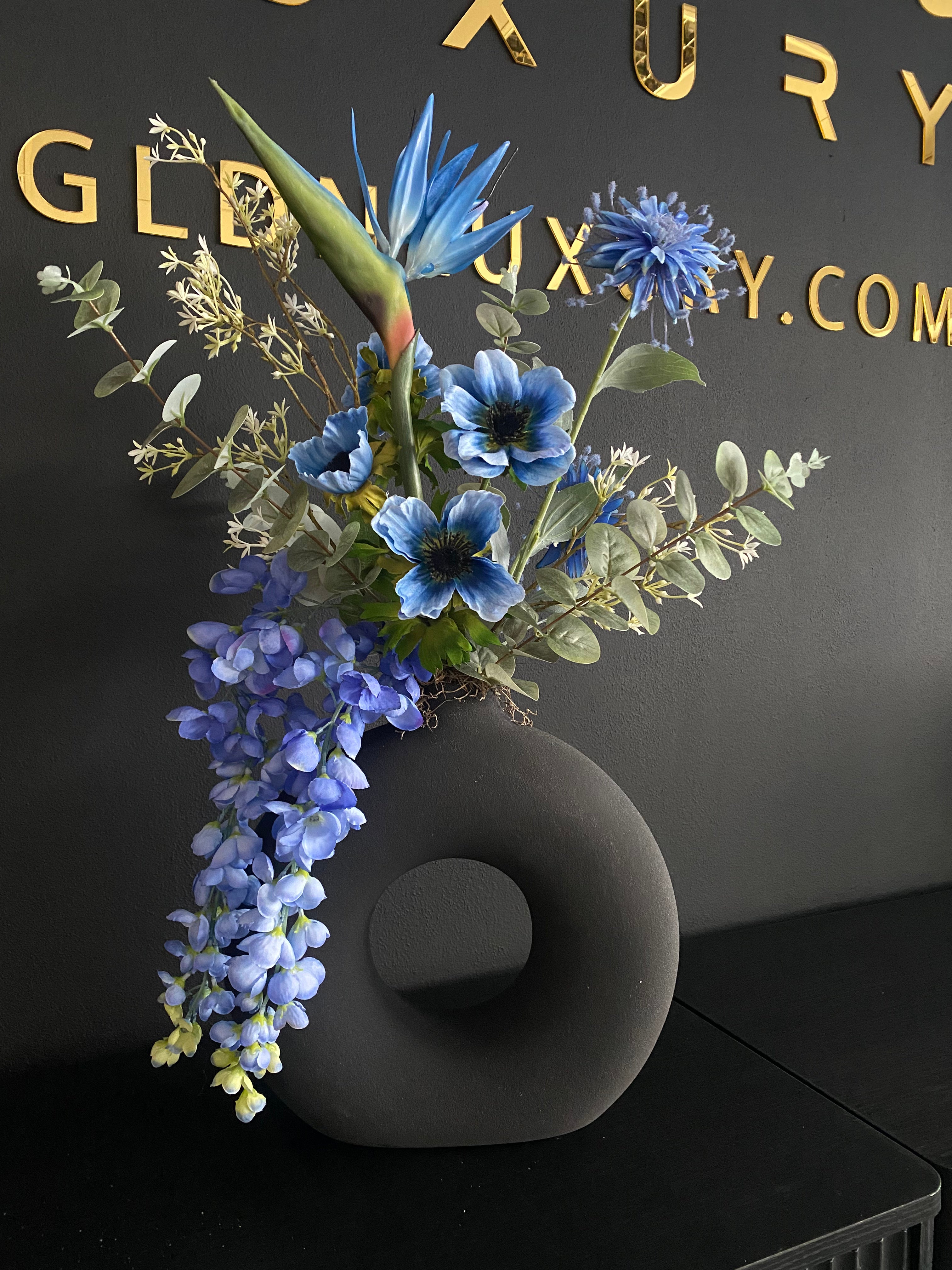 Blauw Kunstbloemstuk met Zwarte Vaas – Luxe Bloemstuk 70cm