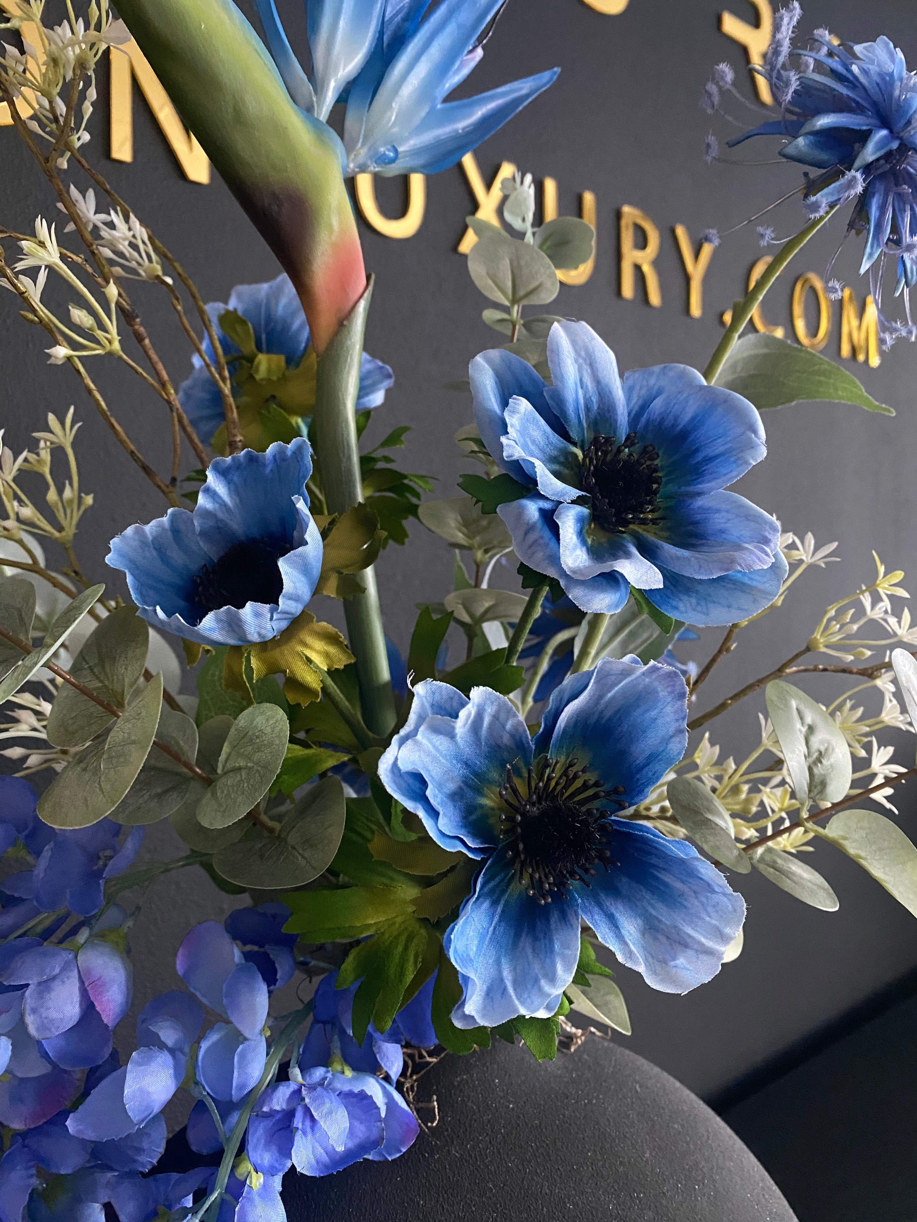 Blauw Kunstbloemstuk met Zwarte Vaas – Luxe Bloemstuk 70cm
