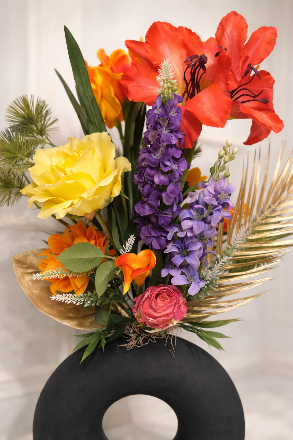 luxe kunstbloemen arrangement kleurrijk tropisch met design vaas interieur