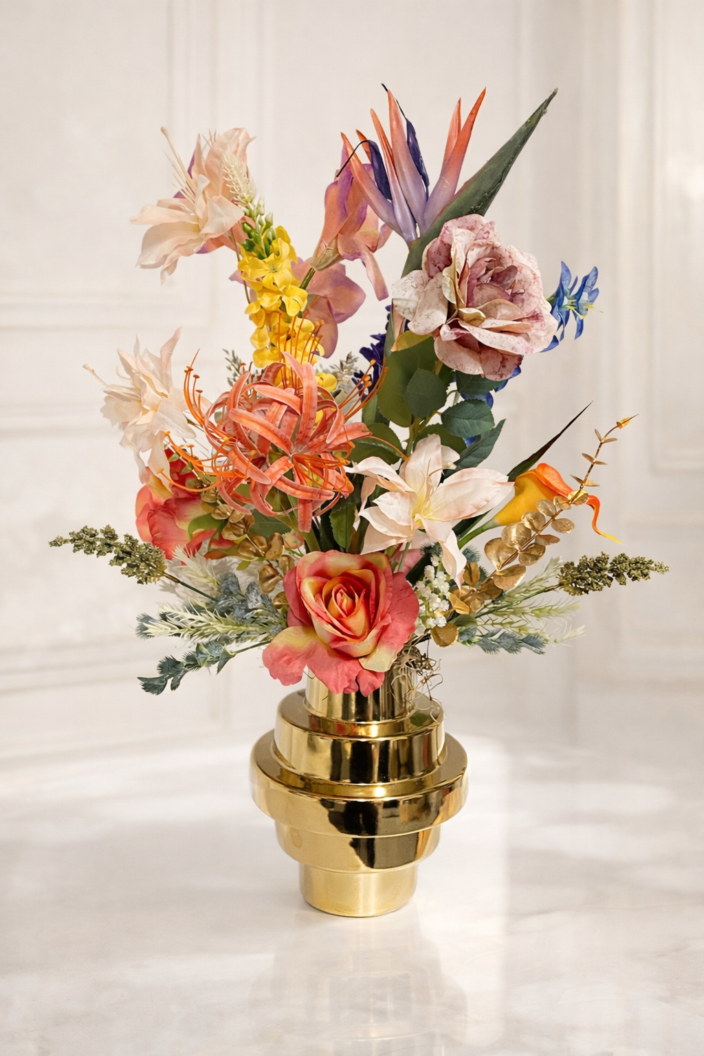 luxe tropisch bloemen arrangement met vaas kleurrijke interieur decoratie
