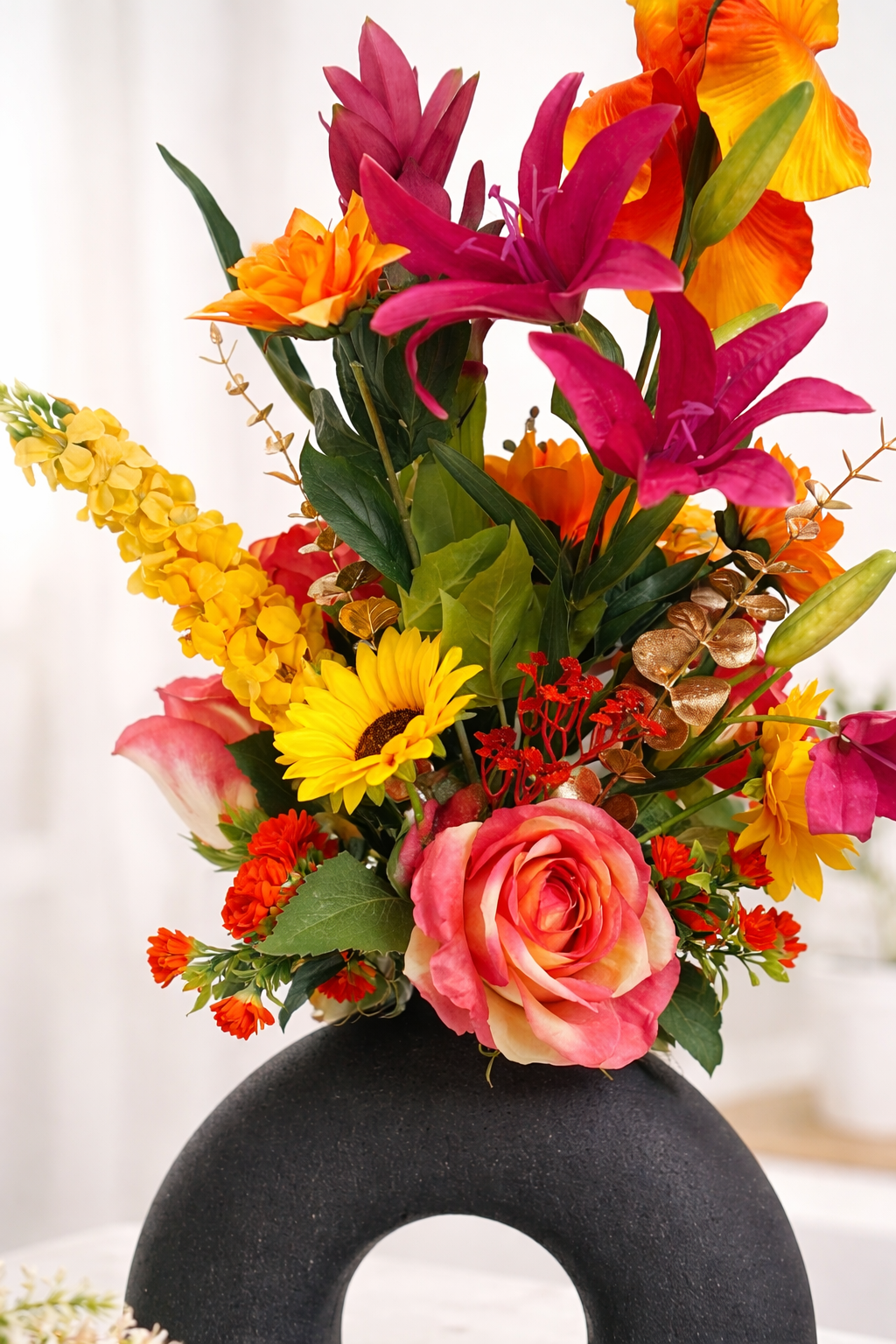 tropisch kunstbloemen arrangement met vaas kleurrijk interieur decoratie
