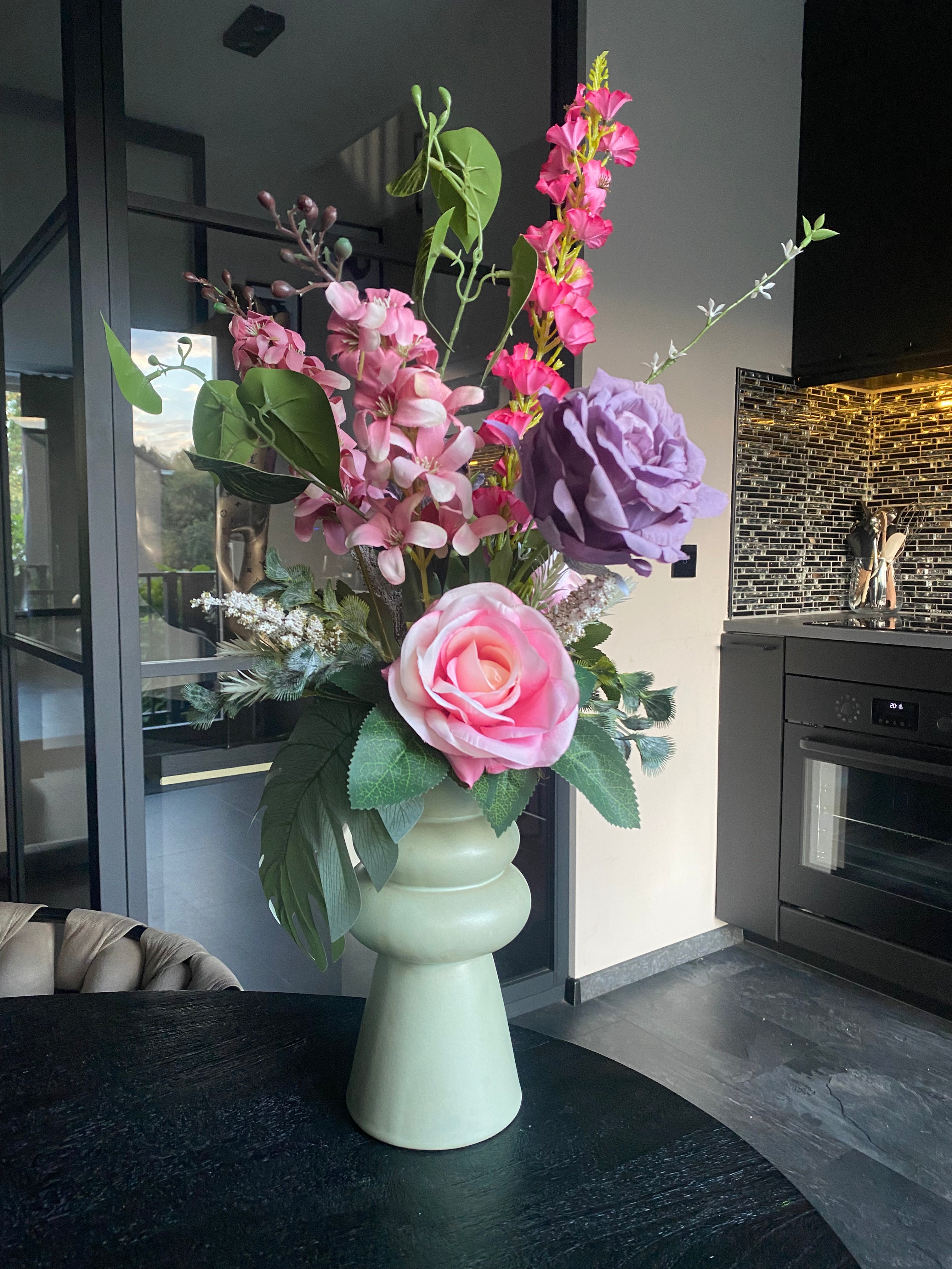 Blush Lavender Elegance – Luxe Kunstbloemen Bloemstuk met Designvaas – 55 cm