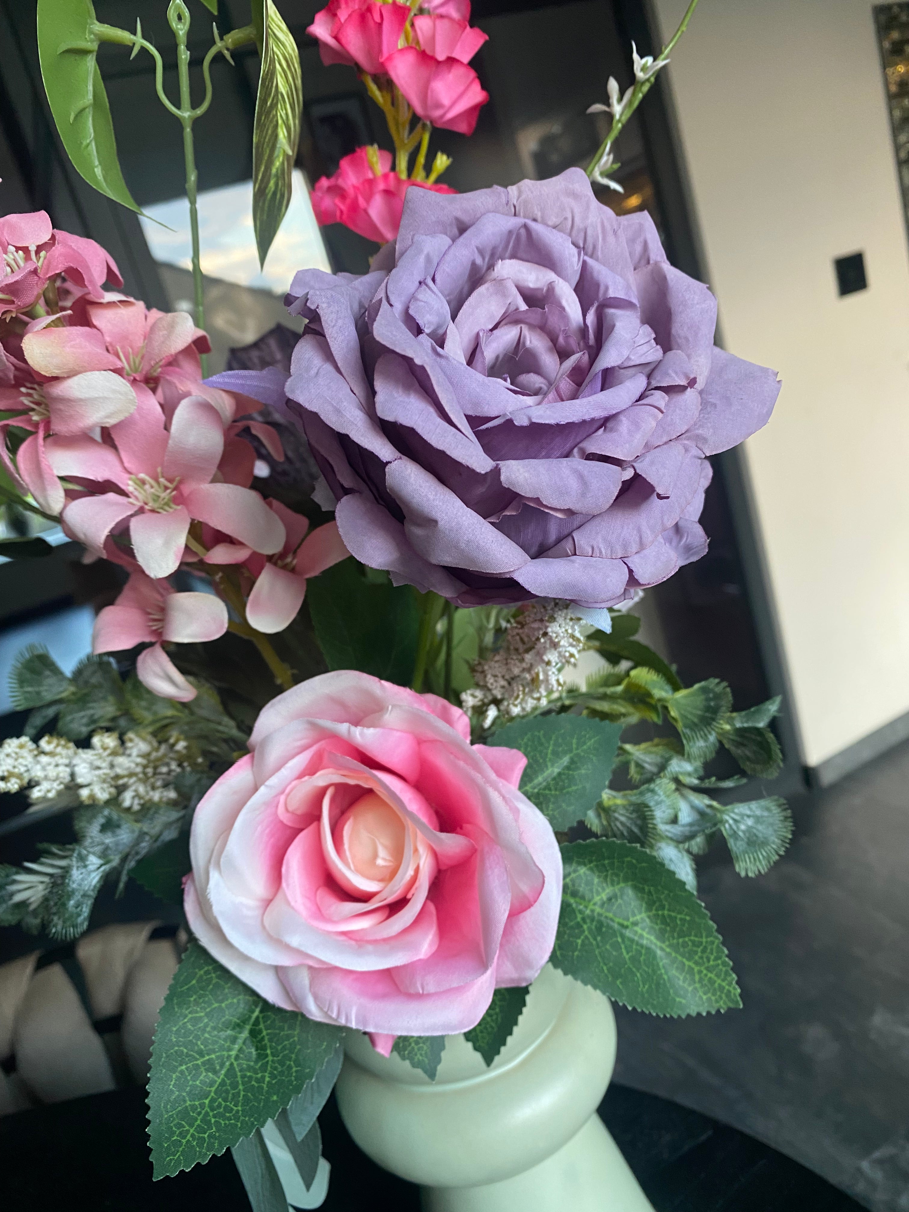 Blush Lavender Elegance – Luxe Kunstbloemen Bloemstuk met Designvaas – 55 cm