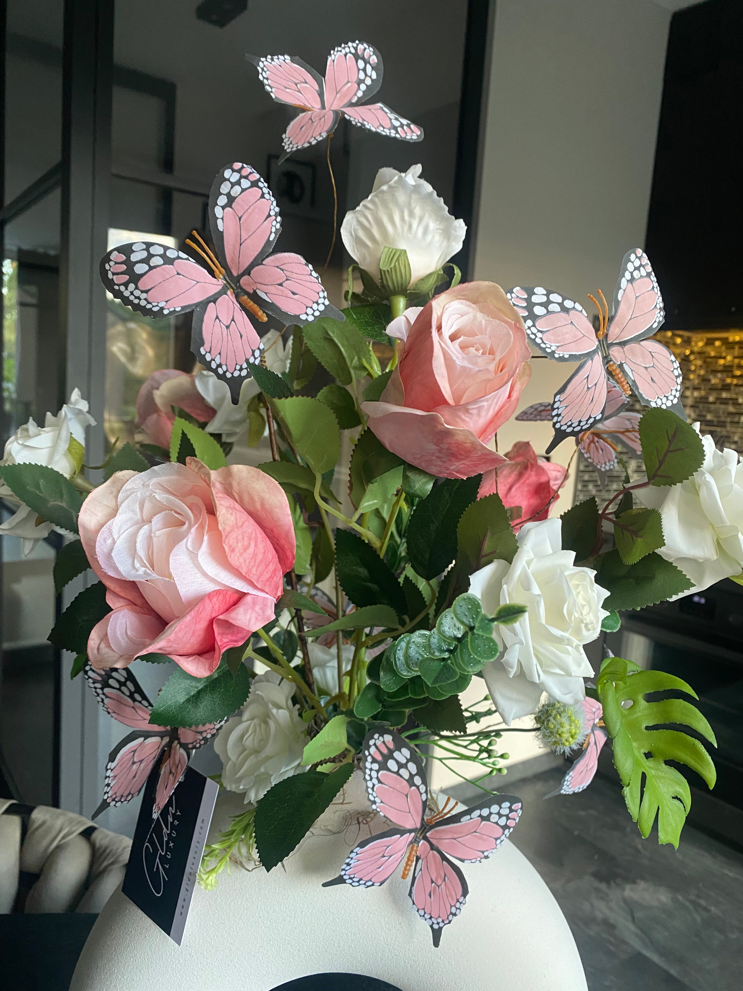 Butterfly Effect – Luxe Kunstbloemen Bloemstuk met Witte Vaas – 70 cm