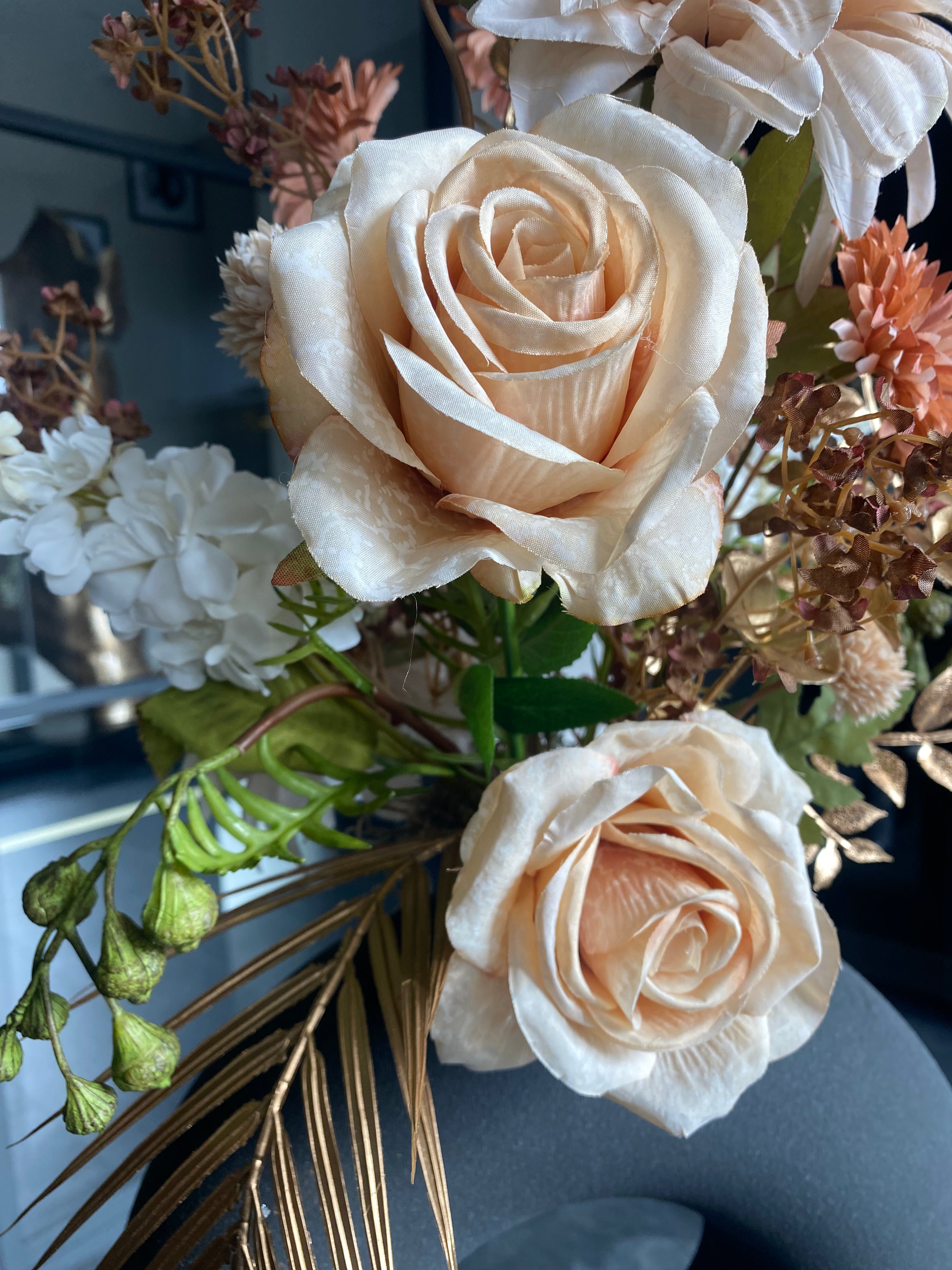 Champagne Hotel Chic – Luxe Kunstbloemen Bloemstuk met Designvaas – 70 cm