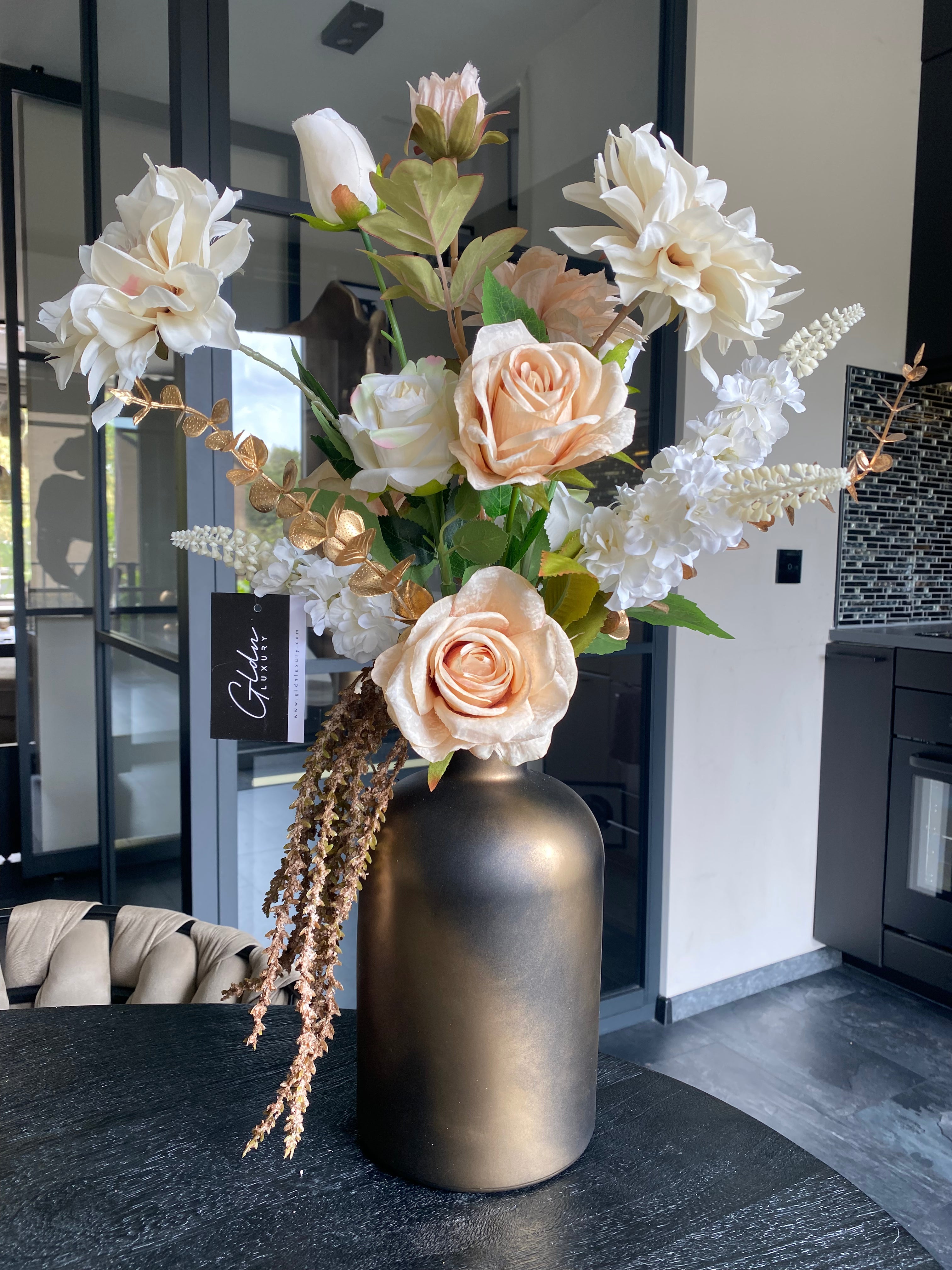 Champagne Noir Prestige – Luxe Kunstbloemstuk met Zwarte / gouden Vaas | ±65 cm.