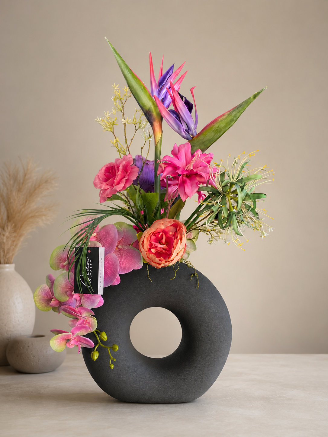 Luxe Tropisch Kunstbloemen Bloemstuk met Orchidee & Strelitzia Inclusief Design Vaas – 70 cm