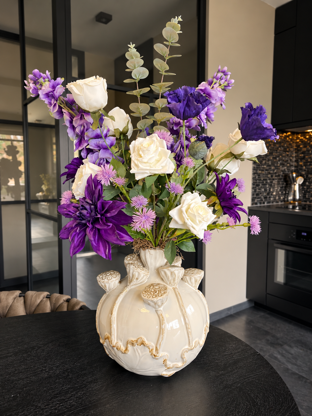 Exclusief Paars Kunstbloemstuk met Witte Designvaas – Witte Rozen & Paarse Bloemen