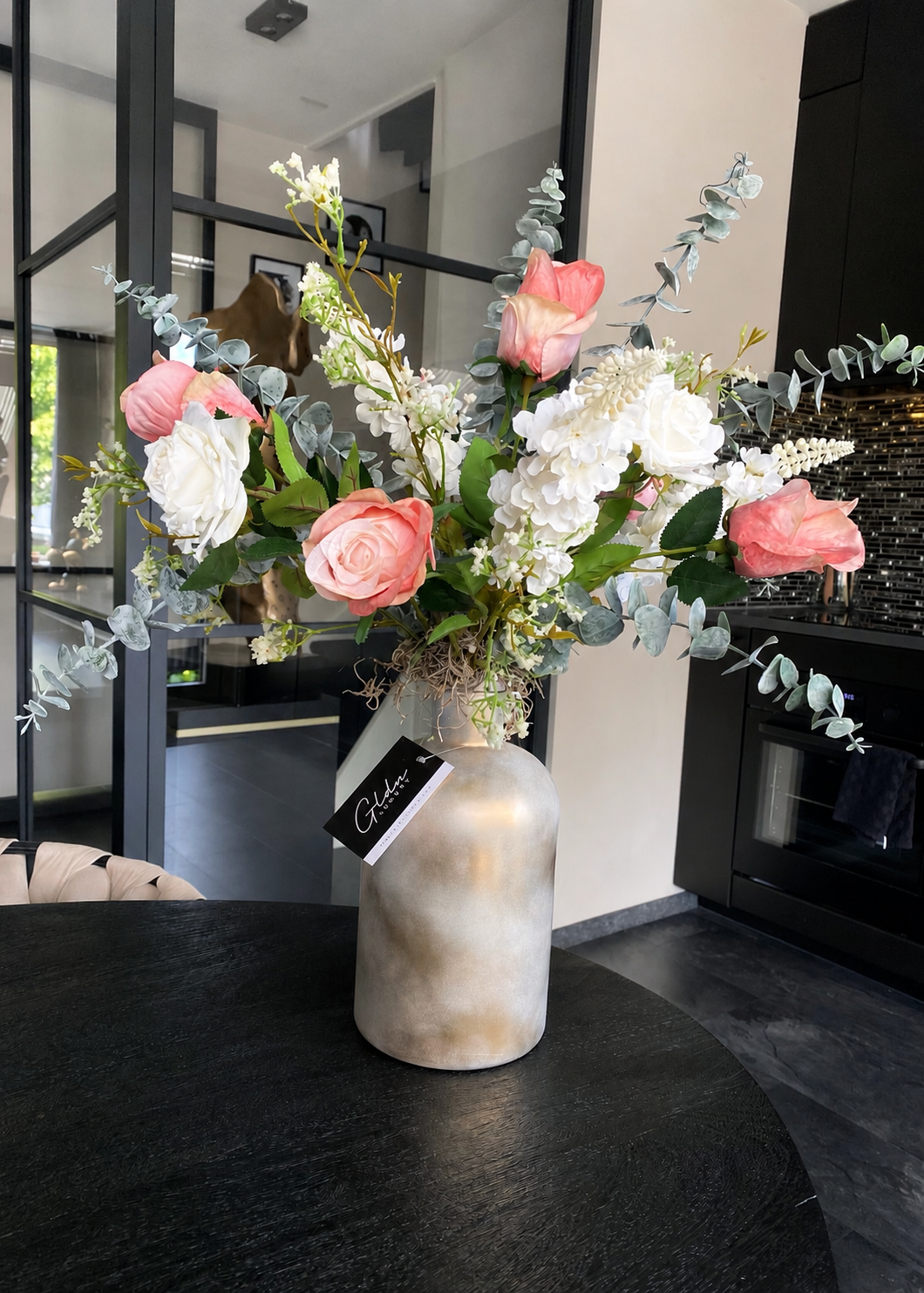 Exclusief kunstbloemen arrangement in designvaas met roze en witte bloemen