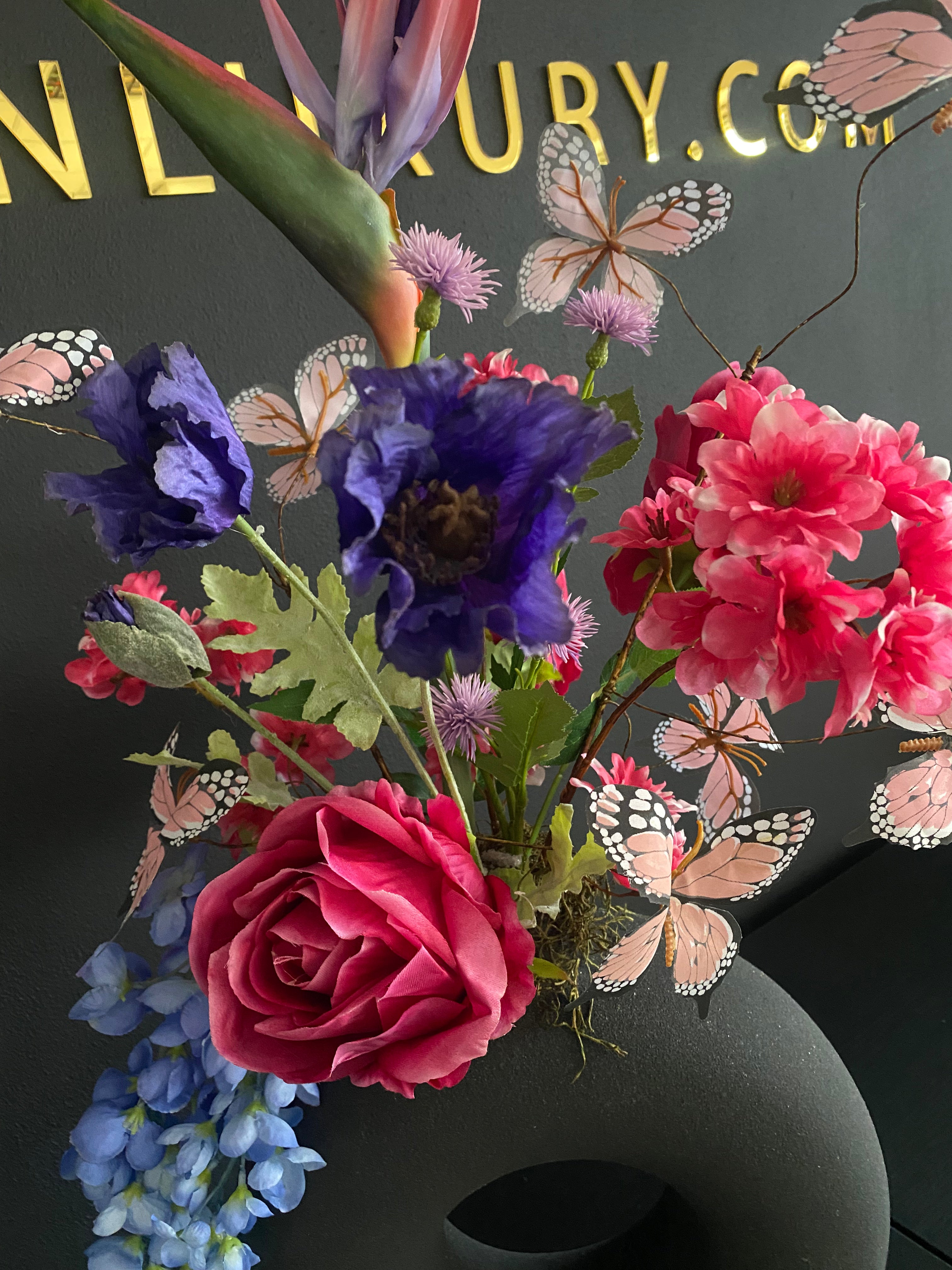 Exclusief Kleurrijk Zijden Bloemstuk met Organische Zwarte Vaas | 70 cm