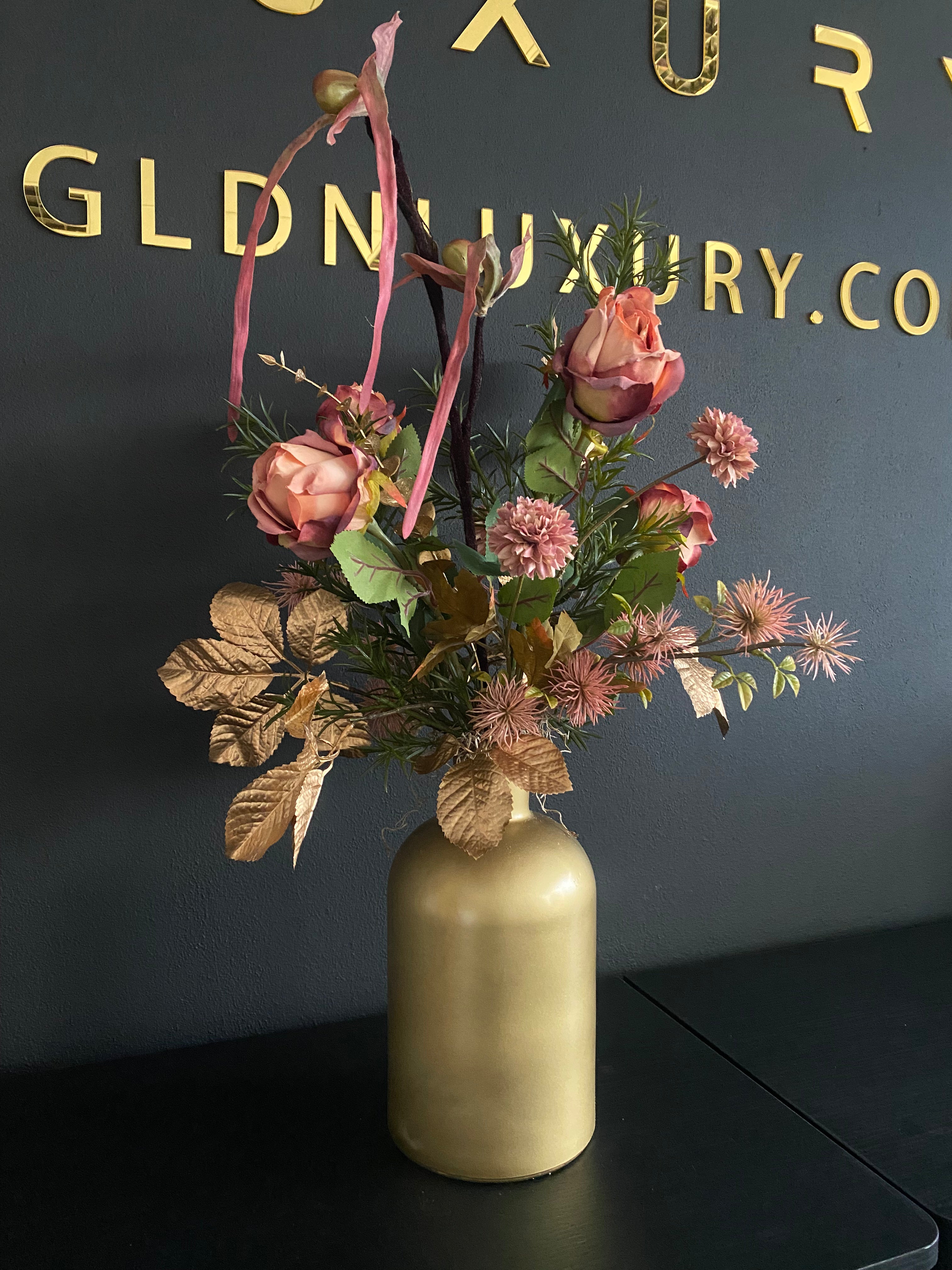 Exclusief Kunstbloemstuk met Goudkleurige Vaas – Peach, Oudroze & Naturel