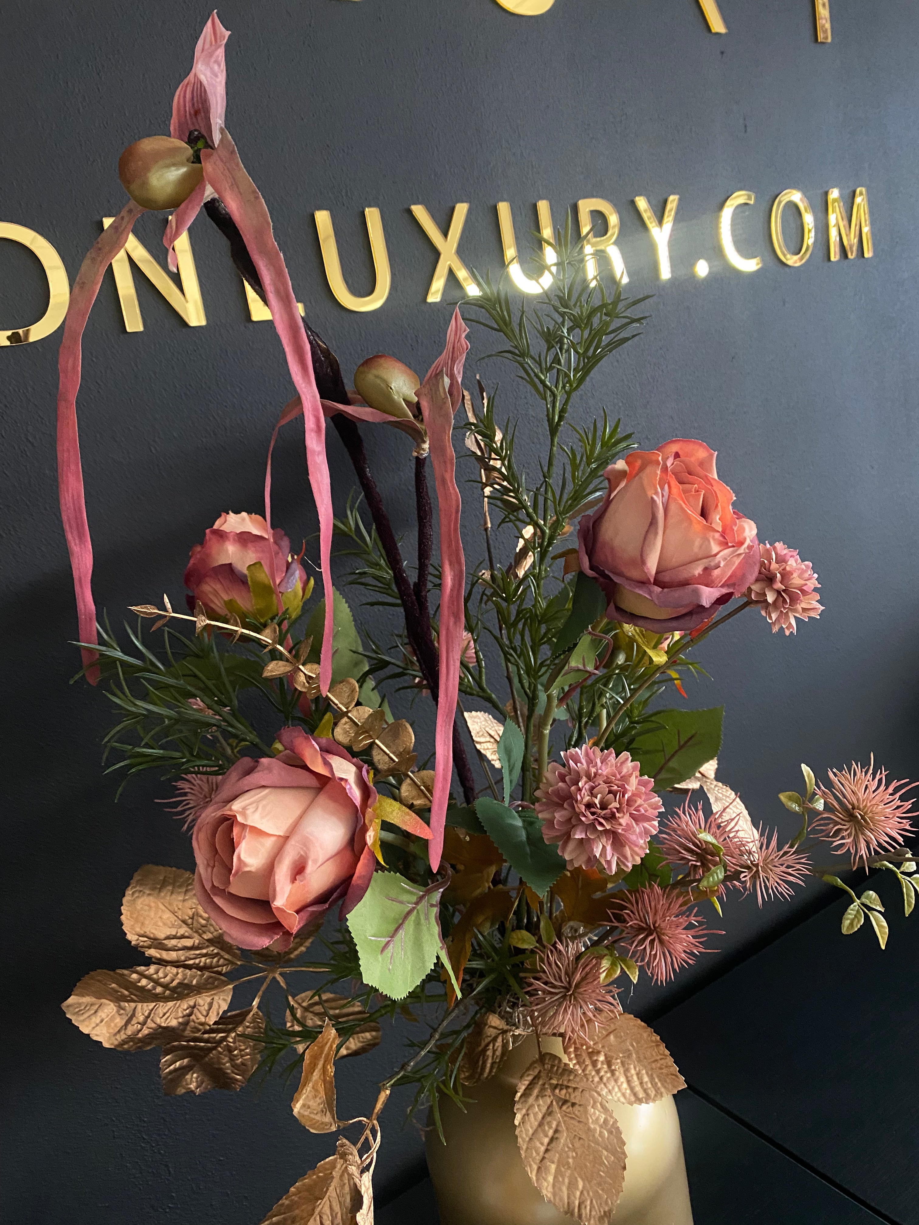 Exclusief Kunstbloemstuk met Goudkleurige Vaas – Peach, Oudroze & Naturel