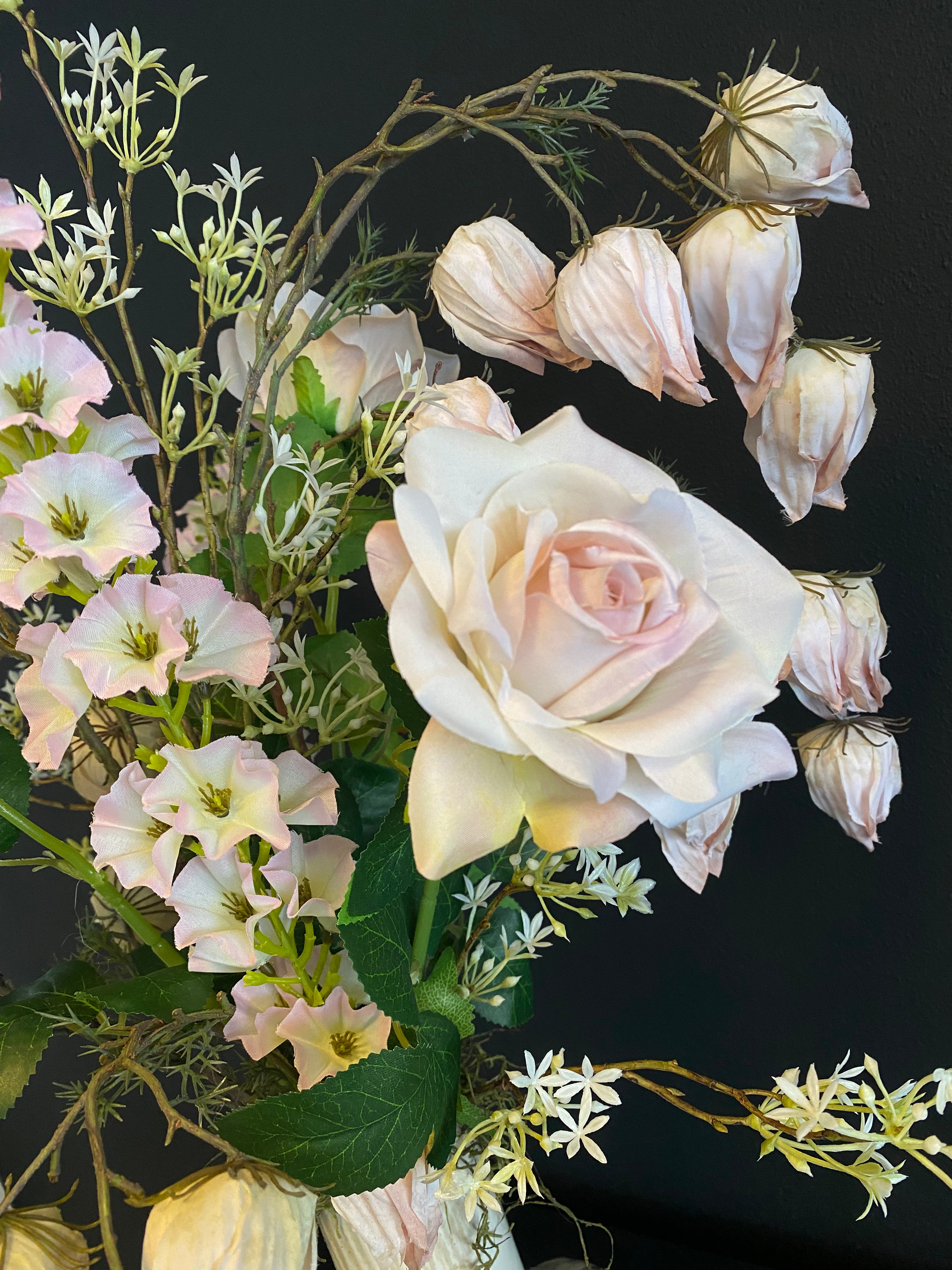Exclusief Kunstbloemstuk met Witte Vaas – Crème, Roze & Naturel