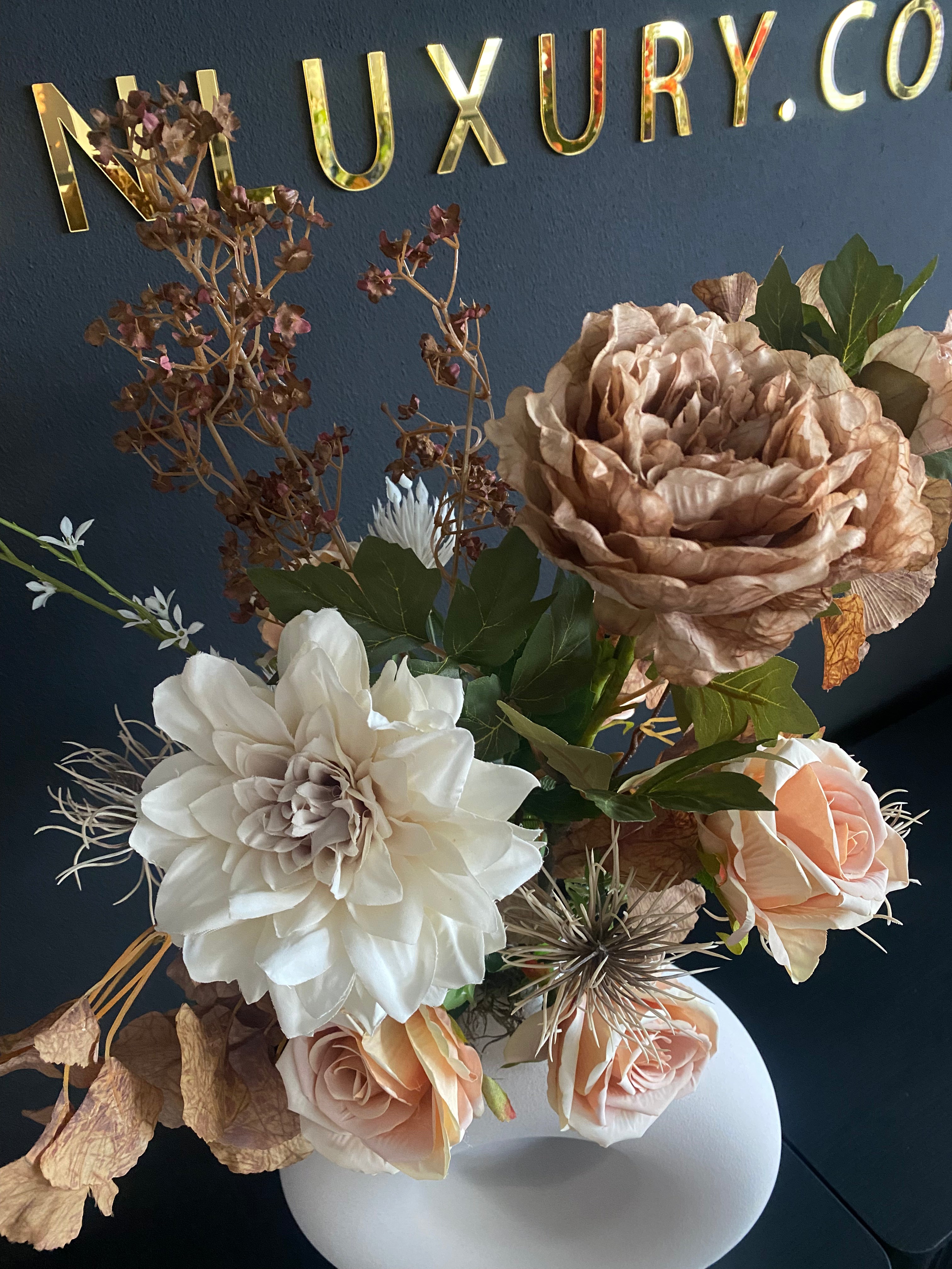 Exclusief Kunstbloemstuk met Witte Vaas – Peach, Crème & Naturel | 70cm