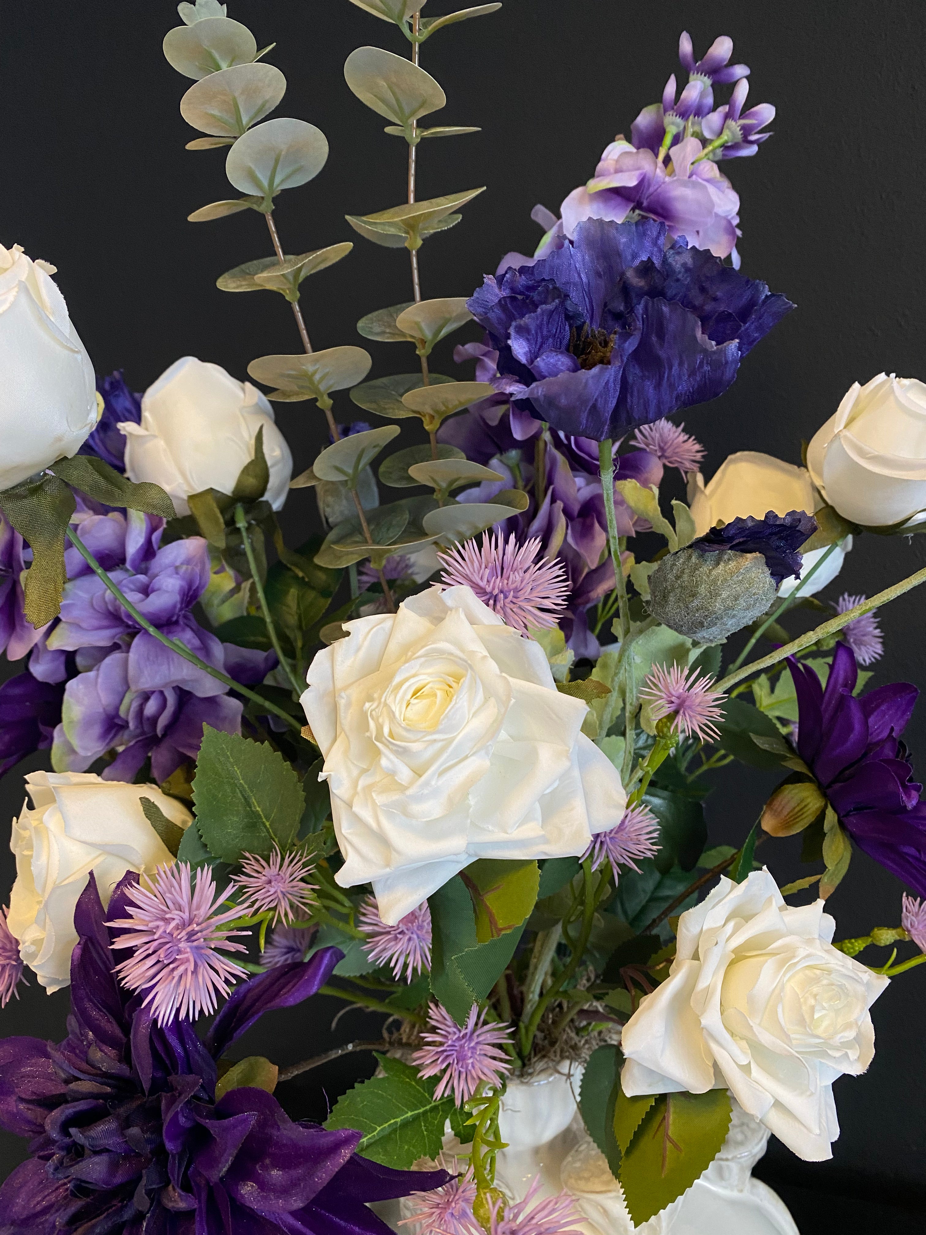Exclusief Paars Kunstbloemstuk met Witte Designvaas – Witte Rozen & Paarse Bloemen
