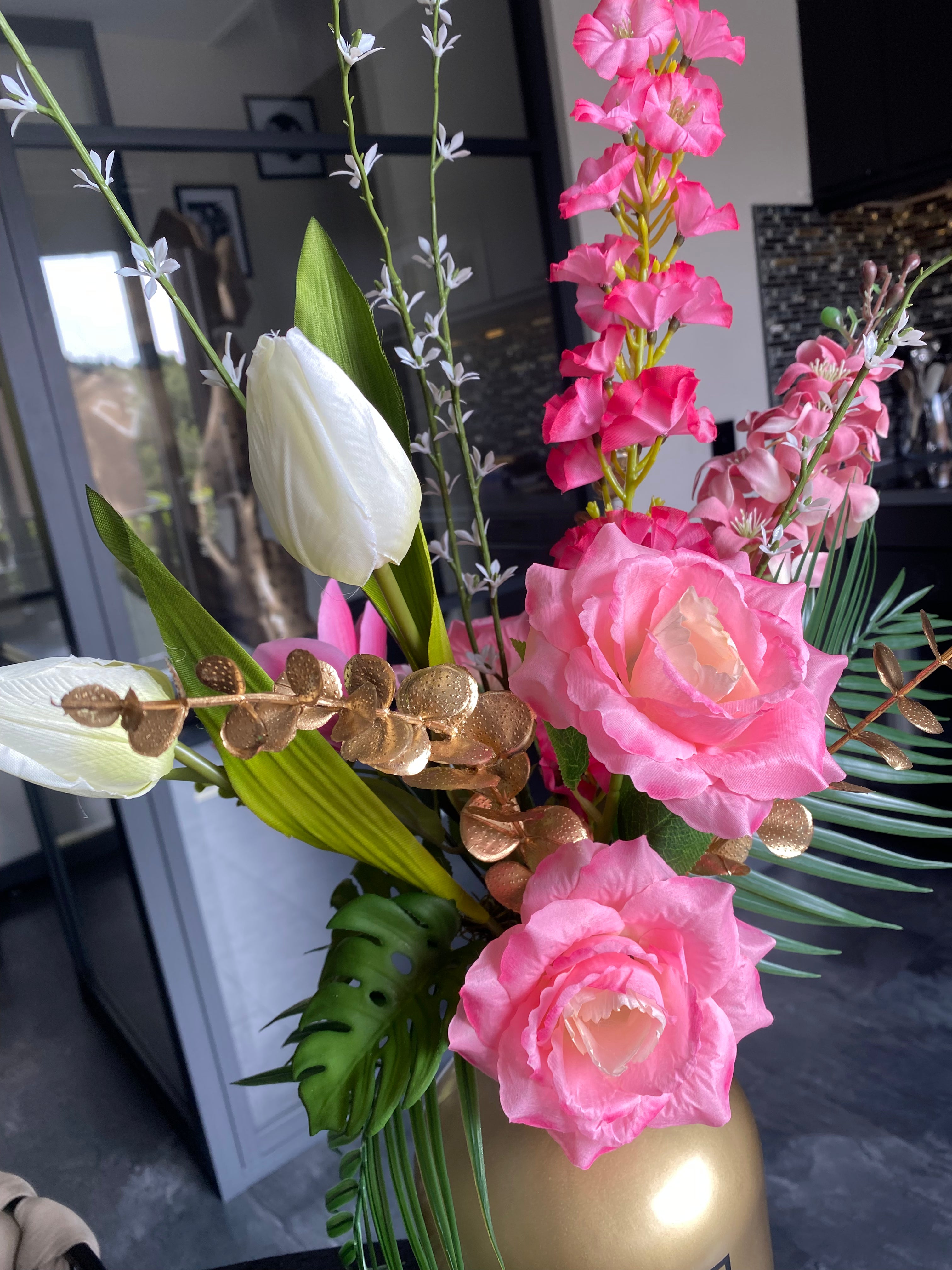 Fashion Pink & Gold – Luxe Kunstbloemstuk met Gouden Vaas | ±65 cm