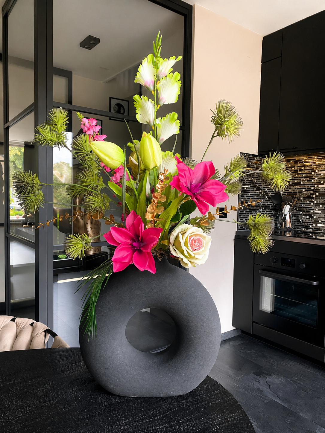 Fuchsia Garden Luxe – Groot Kunstbloemstuk met Vaas