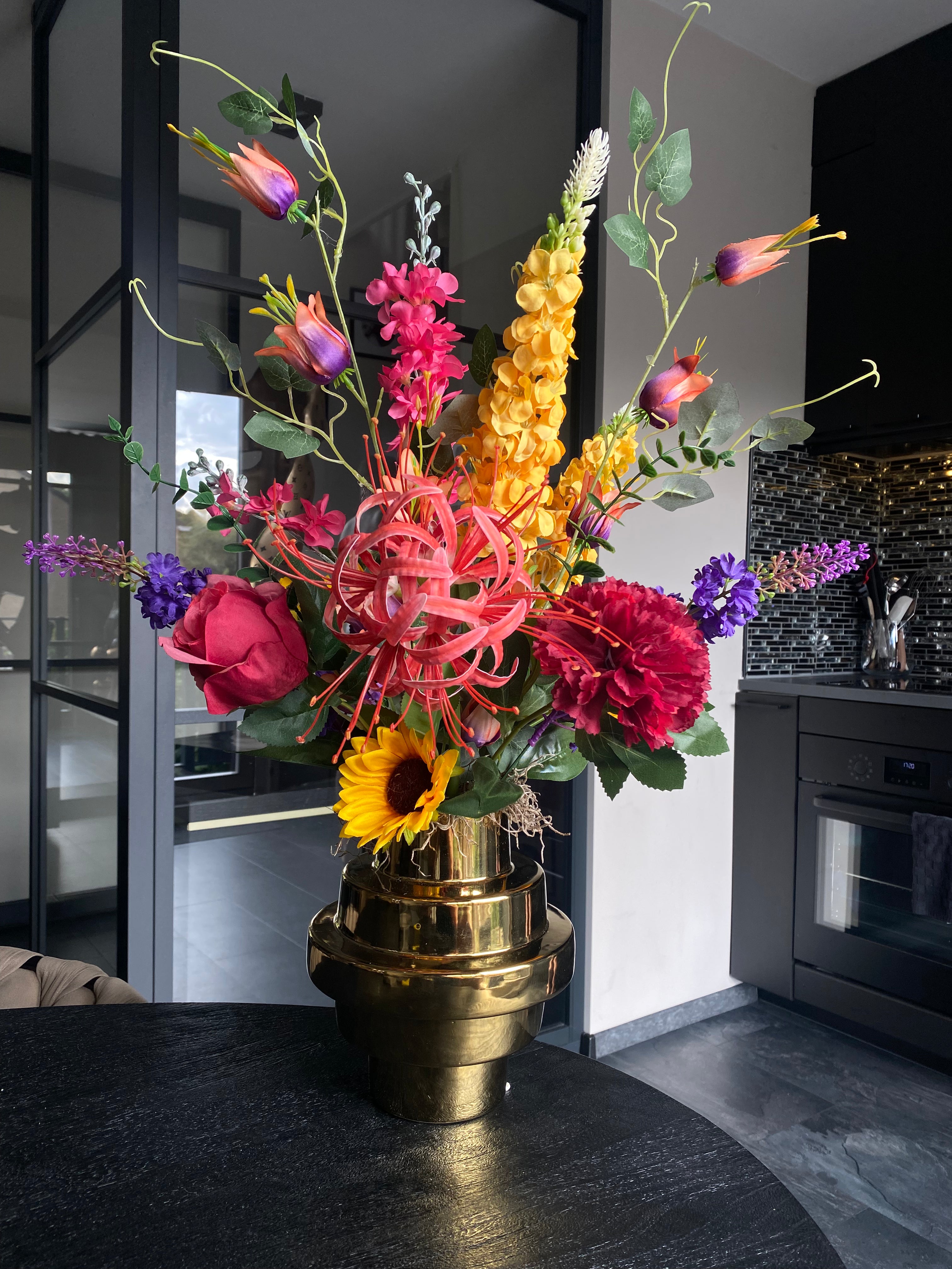 Golden Bloom Paradise – Luxe Kleurrijk Kunstbloemen Bloemstuk met Gouden Vaas – 65 cm