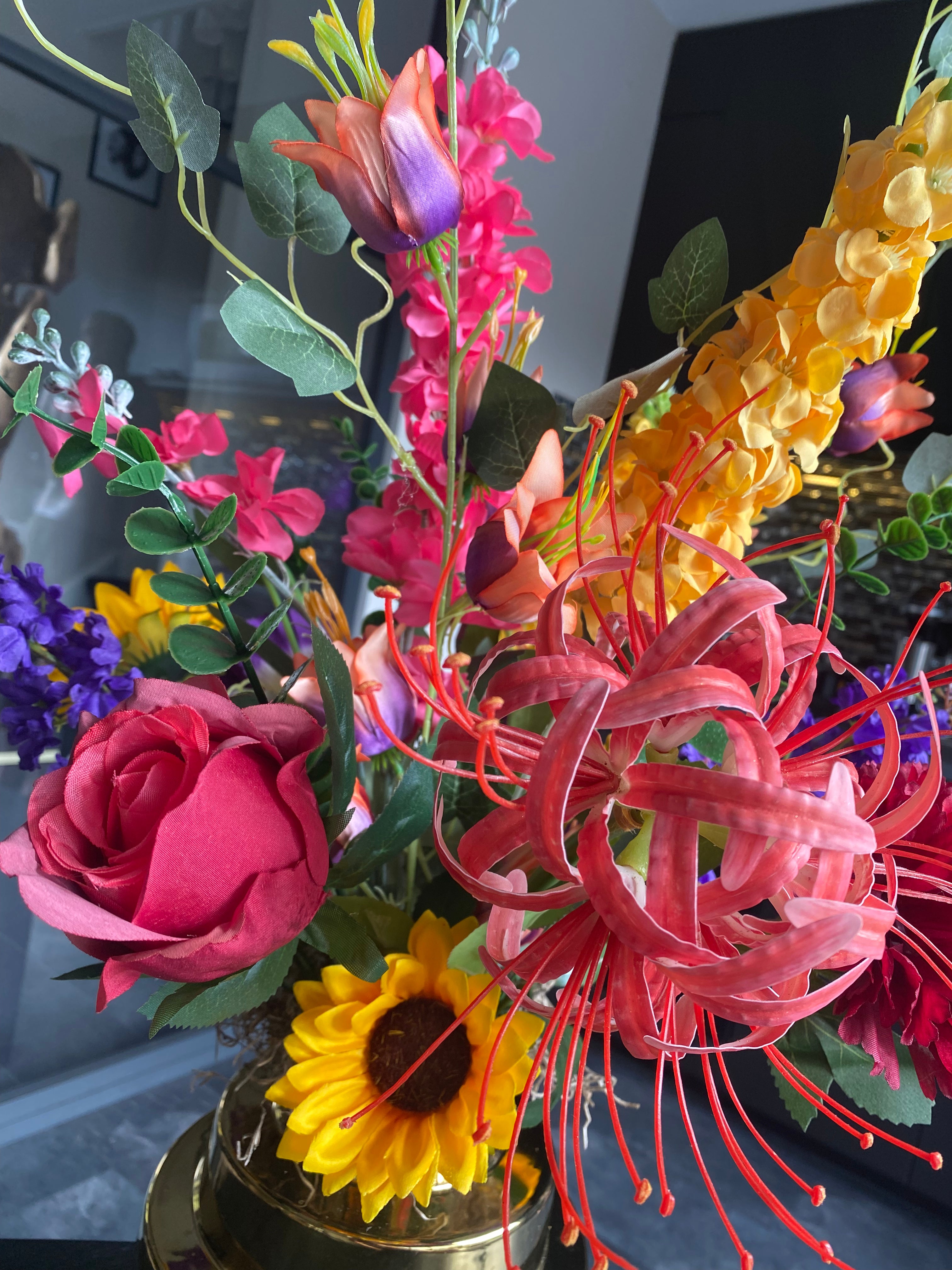 Golden Bloom Paradise – Luxe Kleurrijk Kunstbloemen Bloemstuk met Gouden Vaas – 65 cm
